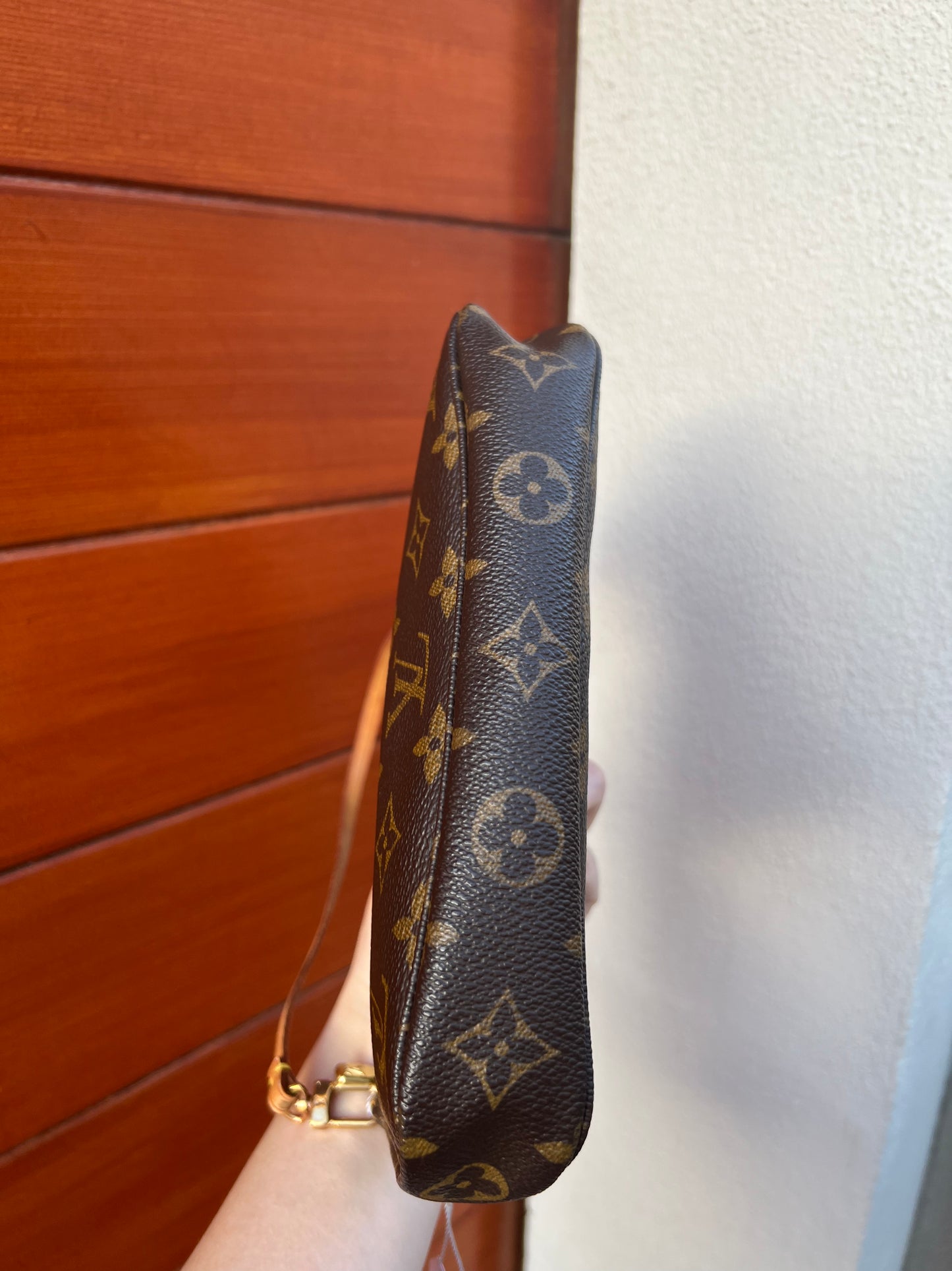 Pre-loved Louis Vuitton Pochette Accessoire Handbag Monogram
