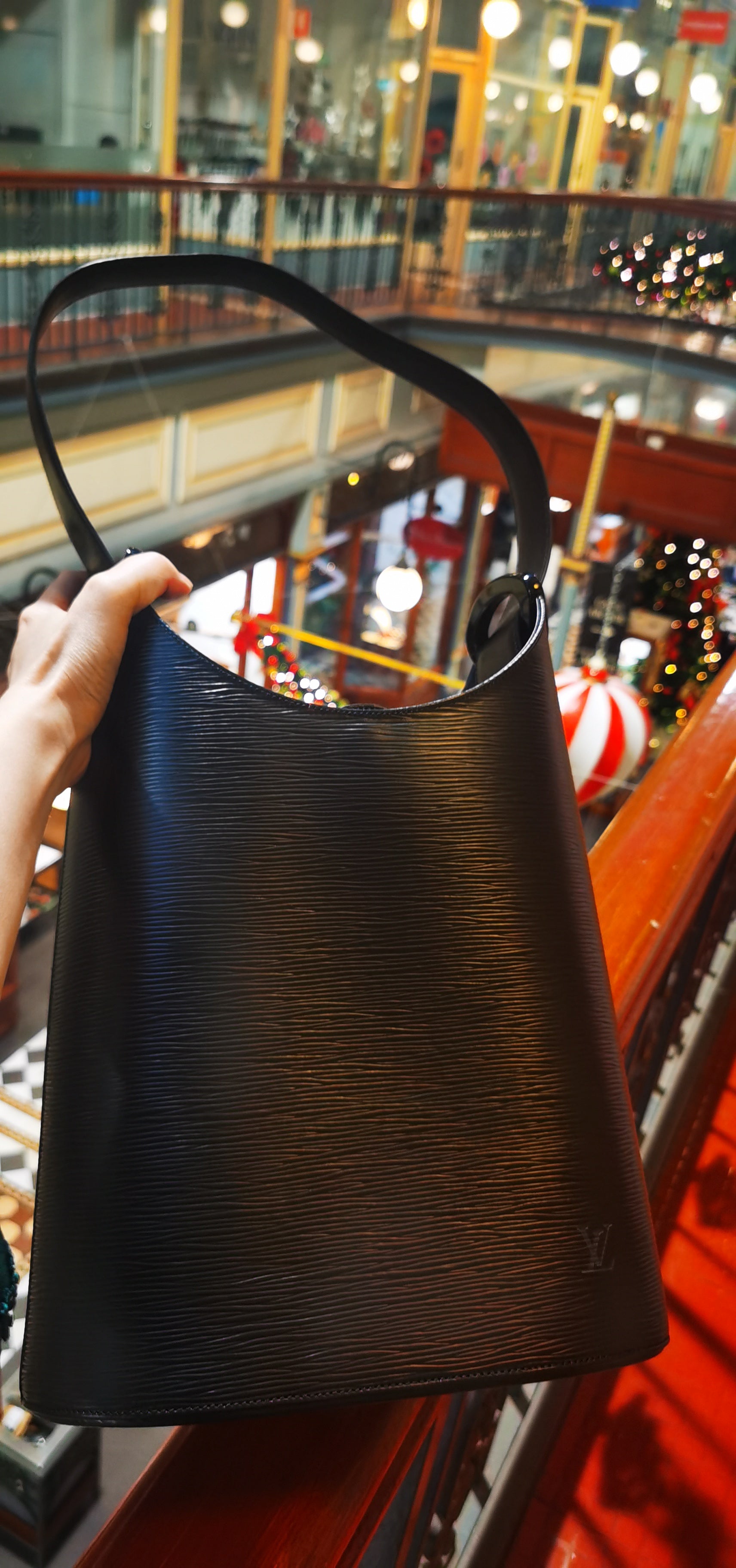 Pre-loved Louis Vuitton Vintage Verseau Leather Shoulderbag Black – Vintage  Muse Adelaide