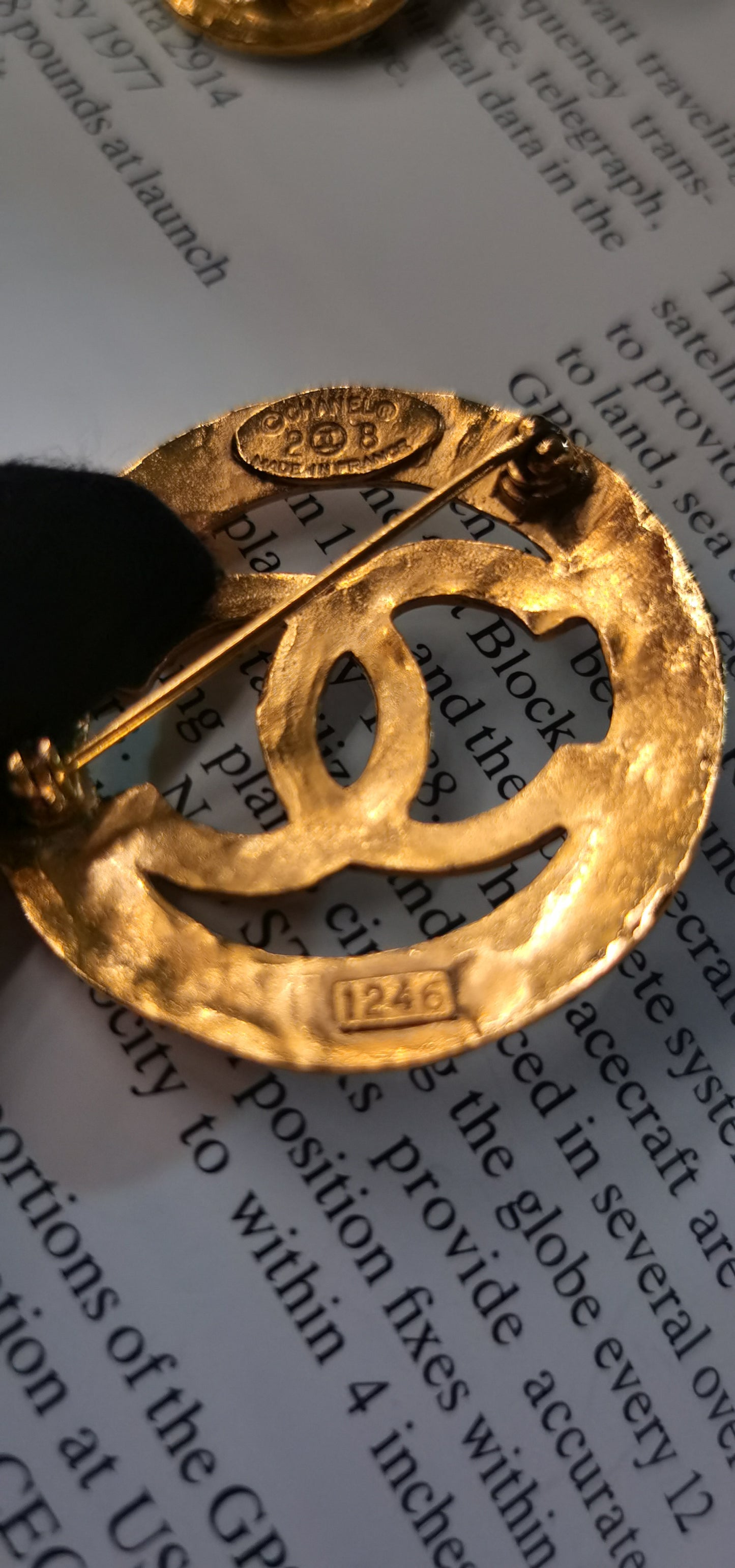 Pre-loved Chanel Vintage Glod Plated Pin and Brooch