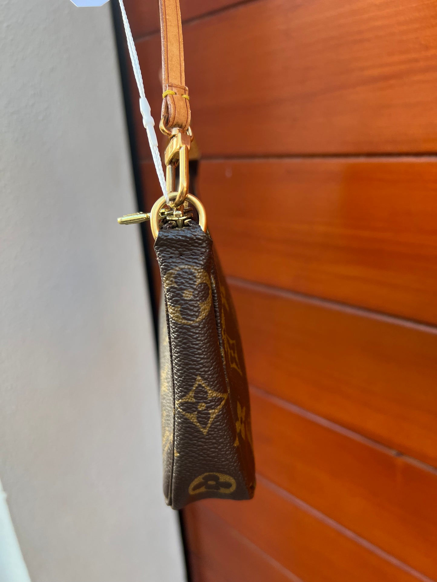 Pre-loved Louis Vuitton Pochette Accessoire Handbag Monogram