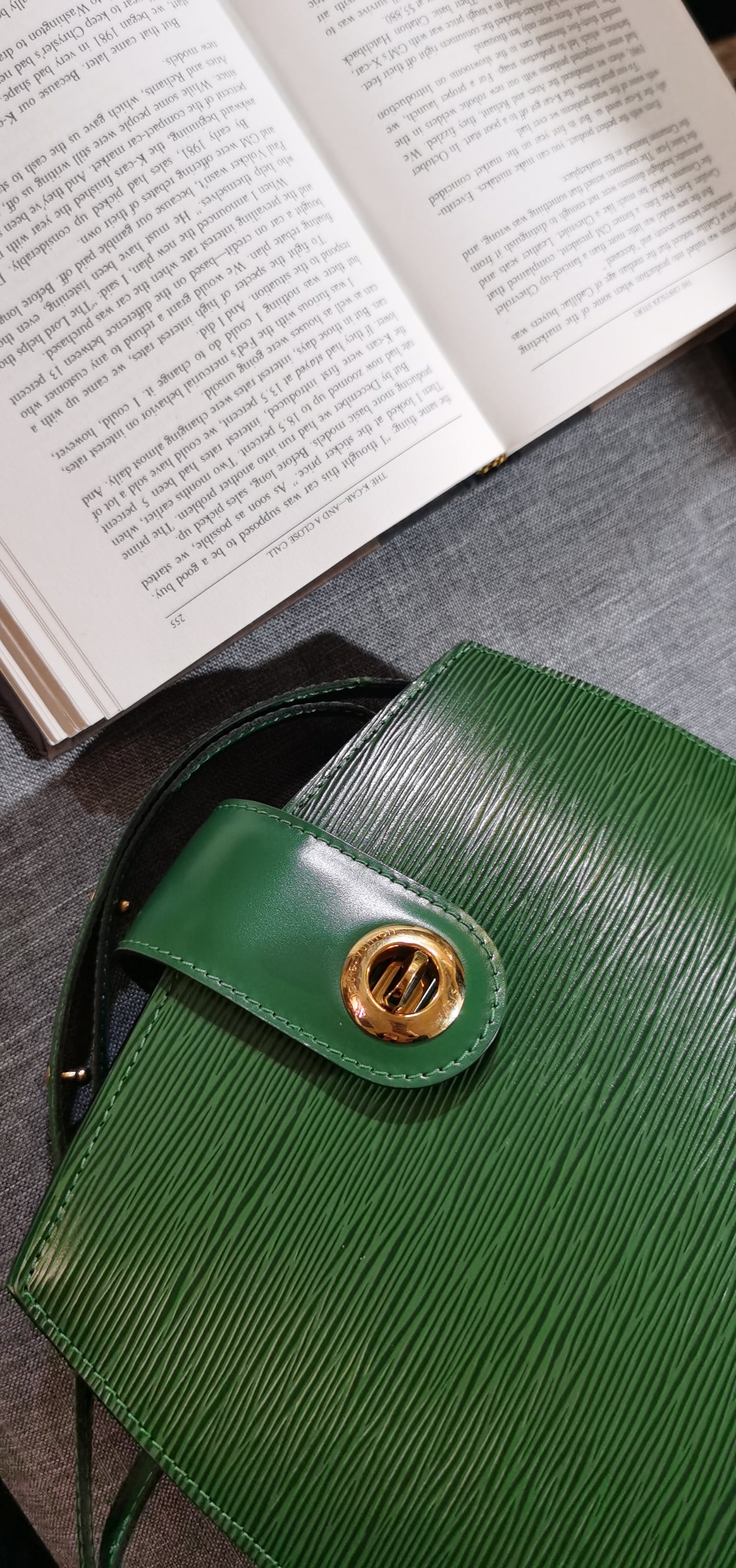 Pre-loved Louis Vuitton Cluny Vintage EPI Leather Shoulderbag Green
