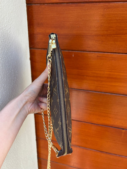 Pre-loved Louis Vuitton Pochette Accessoire Cloth Handbag