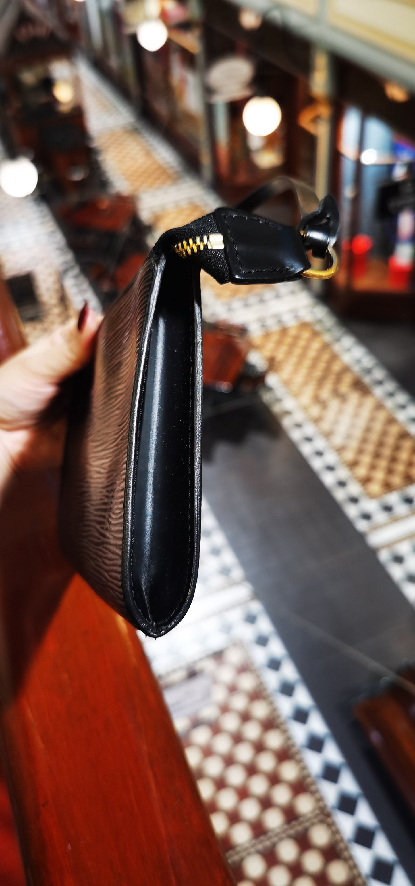 Pre-loved Louis Vuitton Pochette Accessoire Leather Handbag