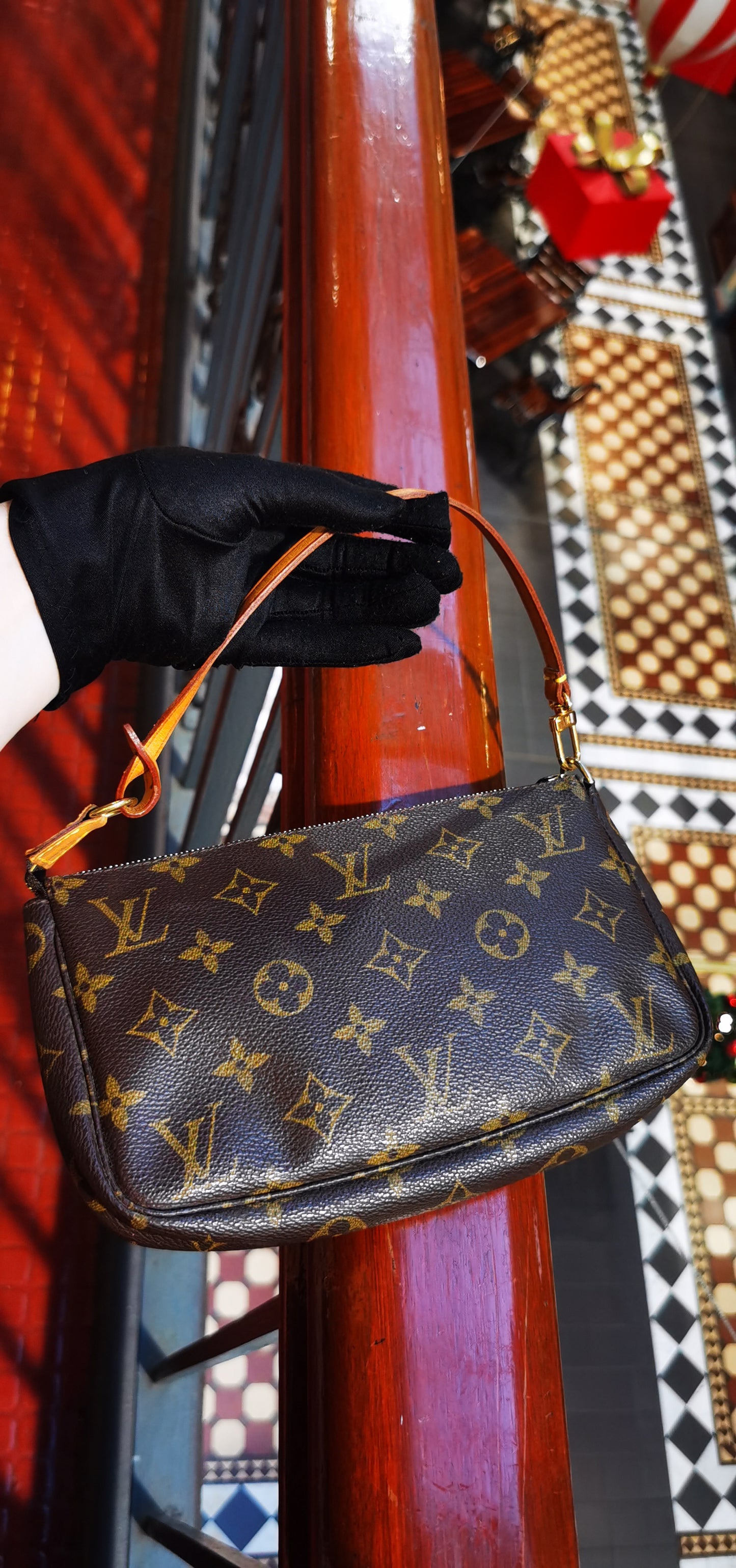 Pre-loved Louis Vuitton Vintage Pochette Accessoire Handbag Monogram