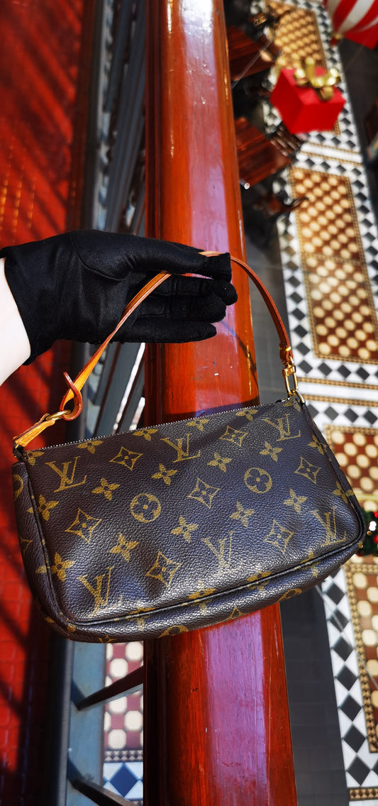 Pre-loved Louis Vuitton Vintage Pochette Accessoire Handbag Monogram