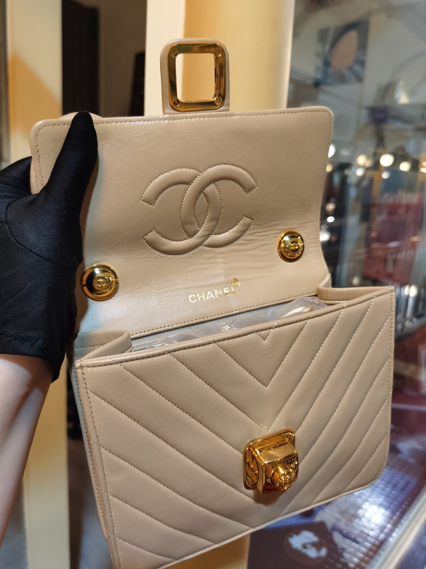 Pre-loved Chanel Vintage Lambskin Leather Crossbody bag Beige