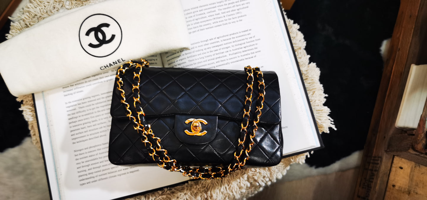 Pre-loved Chanel Vintage Classic Flat leather crossbody bag 23cm Black