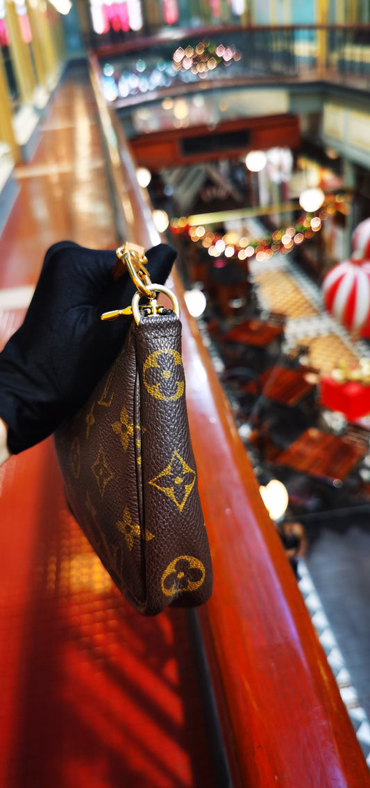 Pre-loved Louis Vuitton Vintage Pochette Accessoire Handbag Monogram