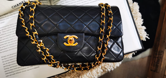 Pre-loved Chanel Vintage Classic Flat leather crossbody bag 23cm Black