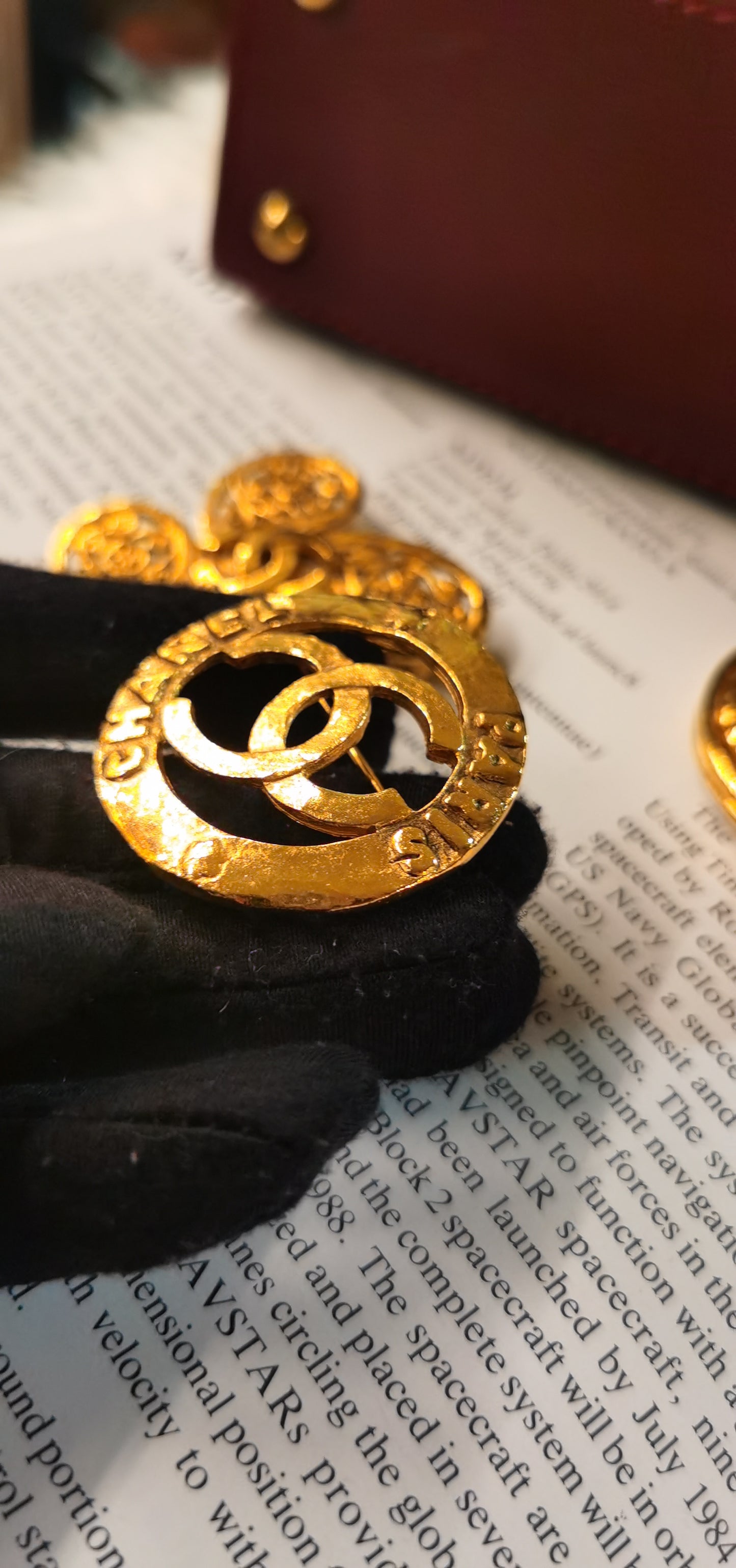 Pre-loved Chanel Vintage Glod Plated Pin and Brooch