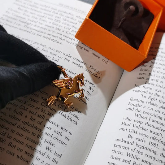 Pre-loved Hermès Pegasus Lock Cadena Charm- Gold Plated