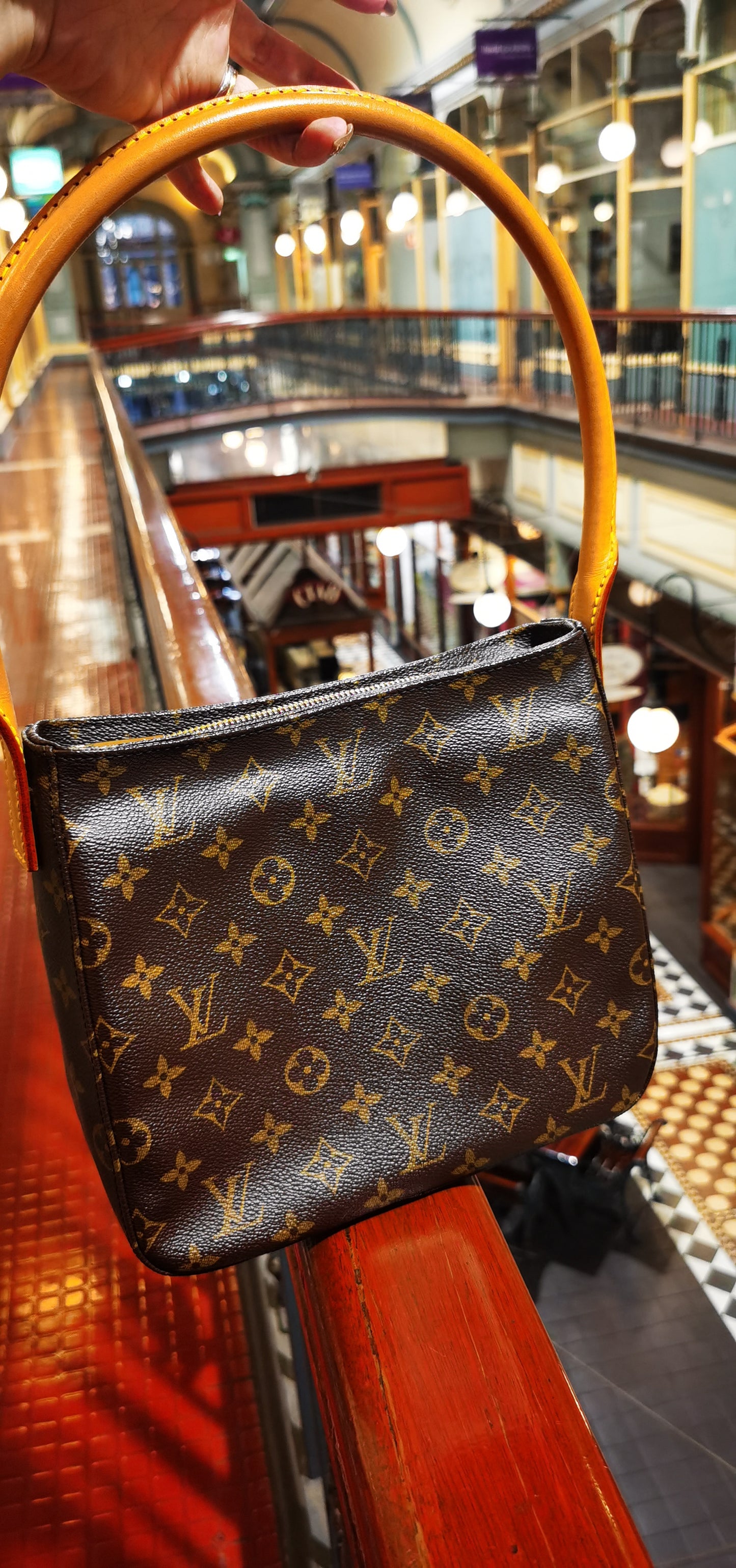 Pre-loved Louis Vuitton Looping Leather Handbag Monogram