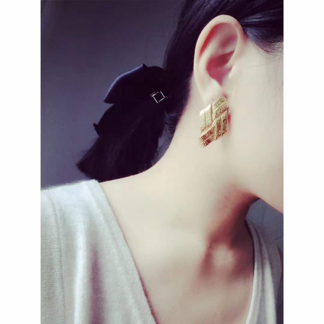 Pre-loved Chanel Vintage 1990s Diamond-shaped Logo-lettering Clip-on Earrings