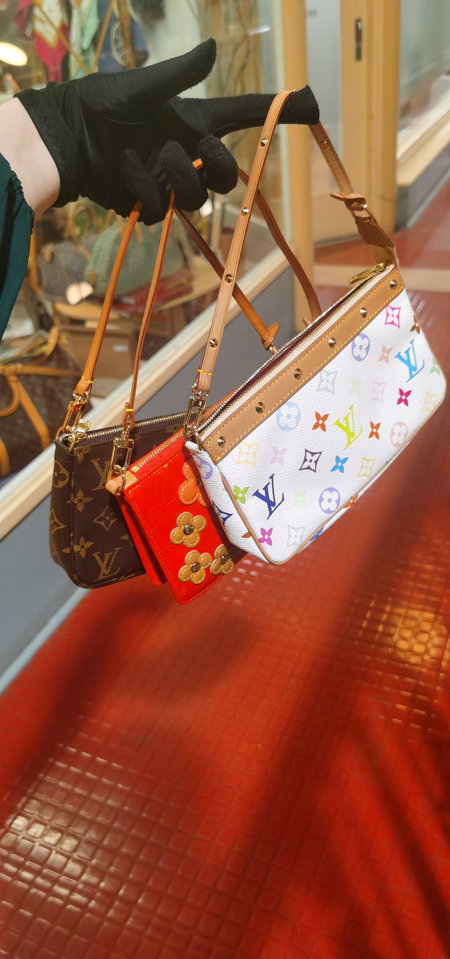 Pre-loved Authentic Louis Vuitton Pochette Accessoire Handbag