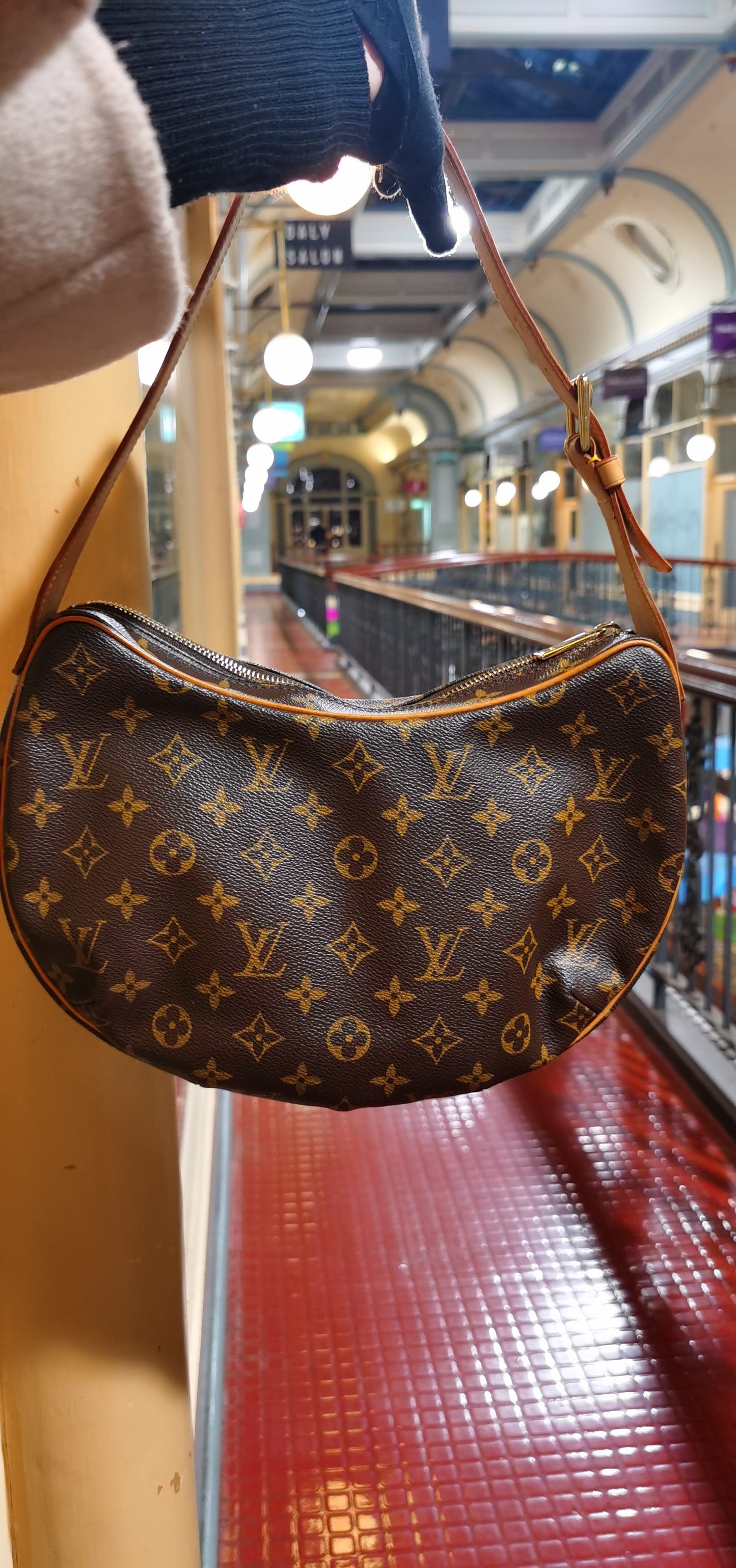 Pre-loved LOUIS VUITTON VINTAGE CROISSANT LEATHER HANDBAG