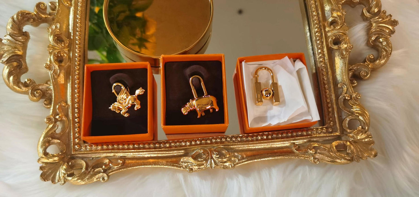Pre-loved Hermès 2005 Annee Des Fleuves Permabrass Gold Hippopotamus Cadena Lock Charm