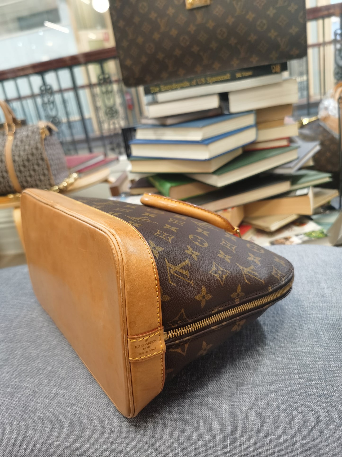 Pre-loved LOUIS VUITTON VINTAGE ALMA PM LEATHER HANDBAG 32CM