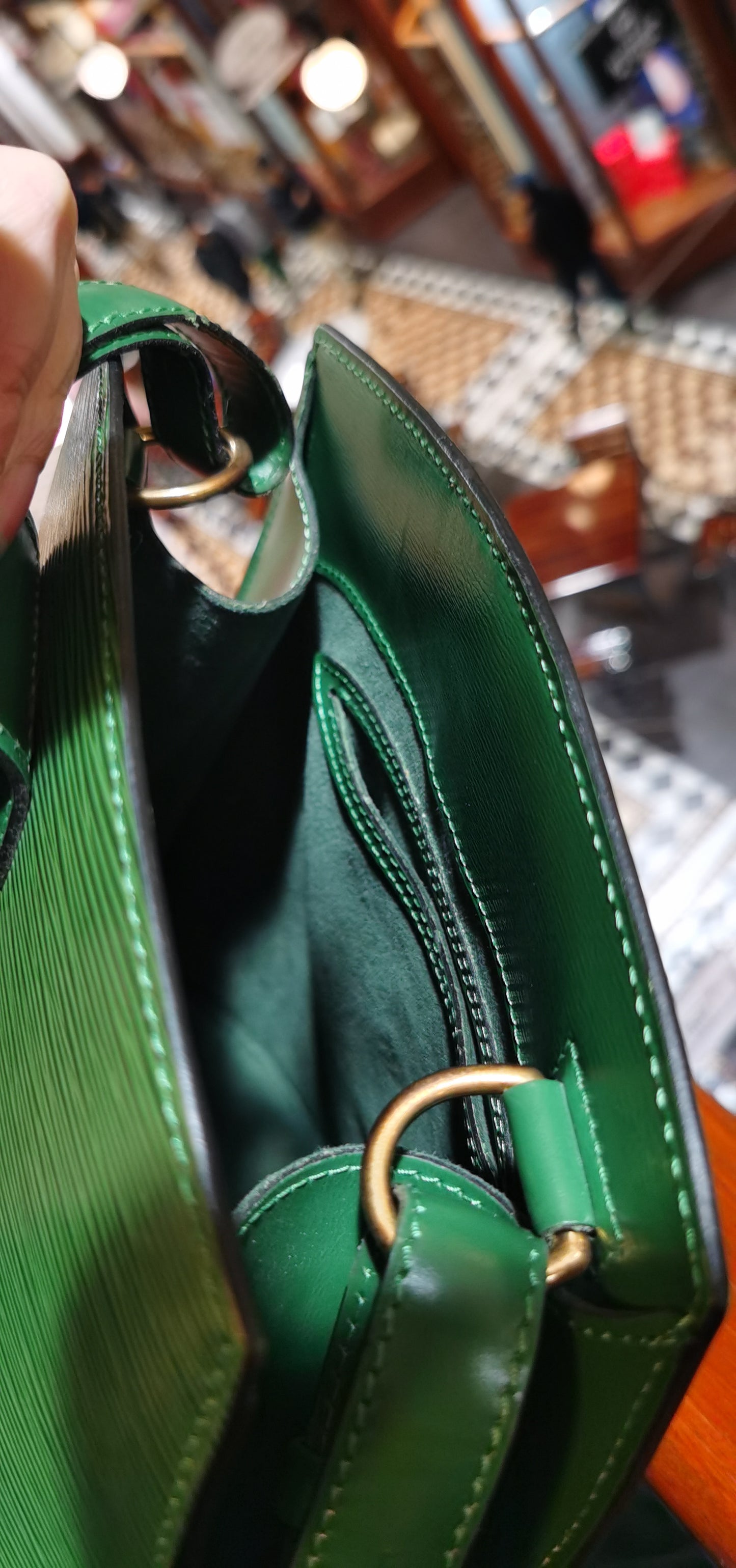 Pre-loved Louis Vuitton Cluny Vintage EPI Leather Shoulderbag Green