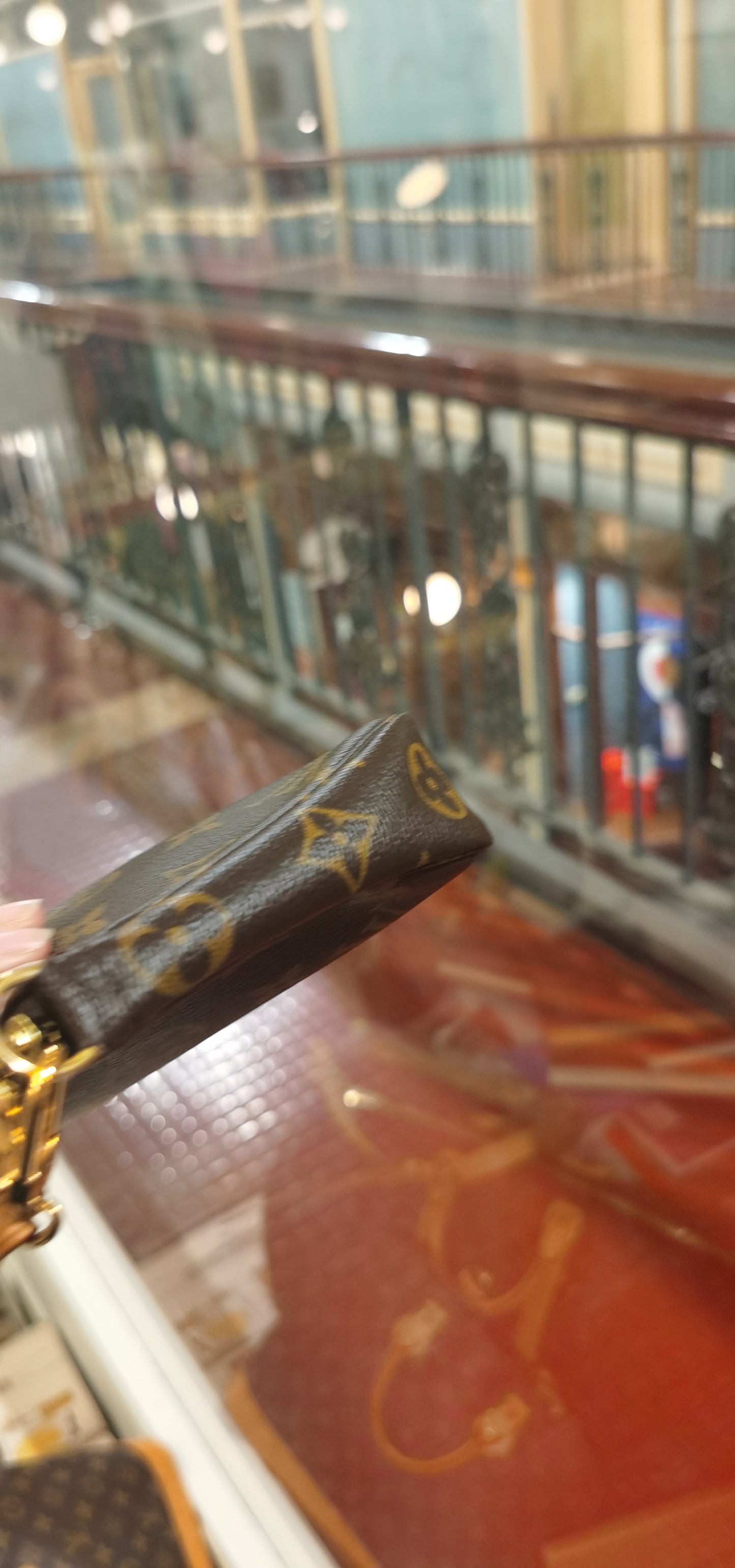 Pre-loved Authentic Louis Vuitton Pochette Accessoire Handbag