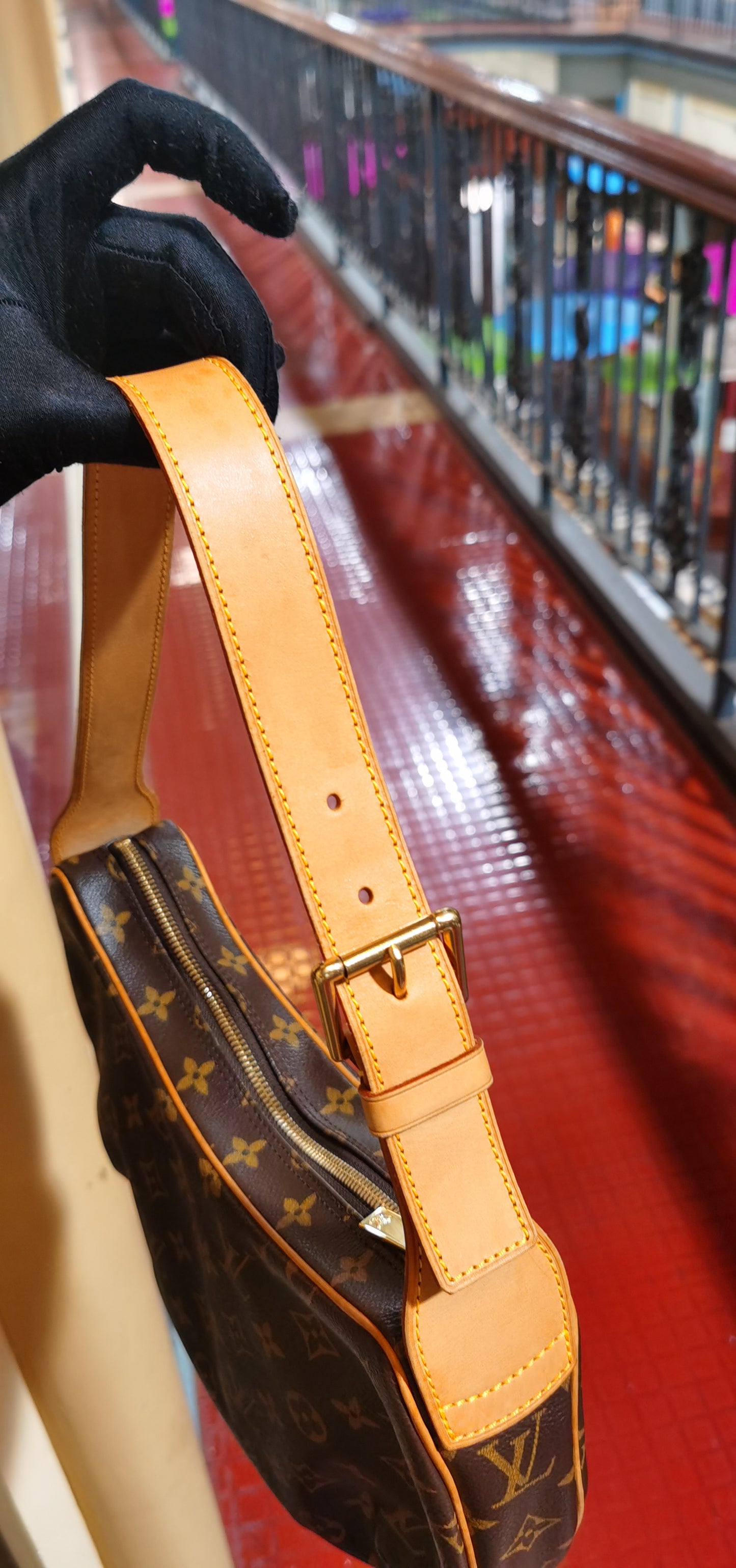 Pre-loved LOUIS VUITTON VINTAGE CROISSANT LEATHER HANDBAG