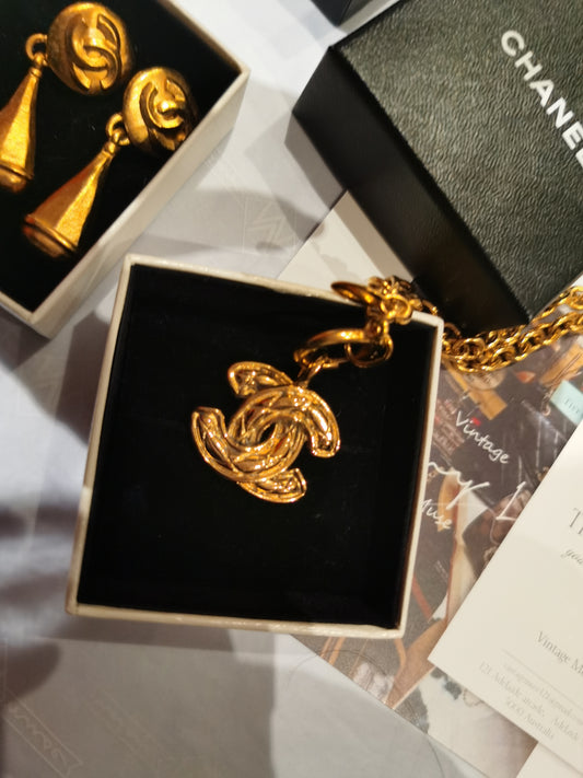 Pre-loved Chanel Vintage 1980s quilted CC Pendant Necklace