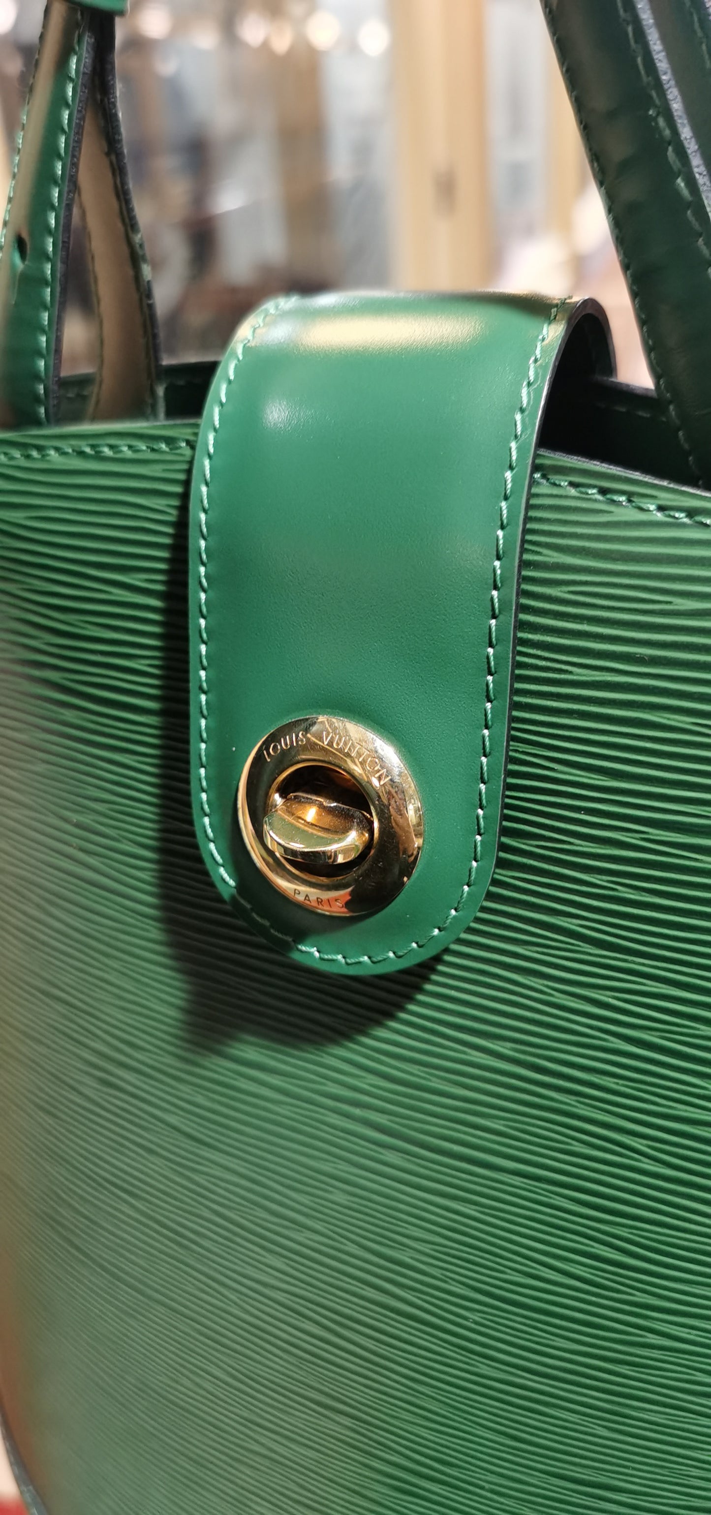 Pre-loved Louis Vuitton Cluny Vintage EPI Leather Shoulderbag Green