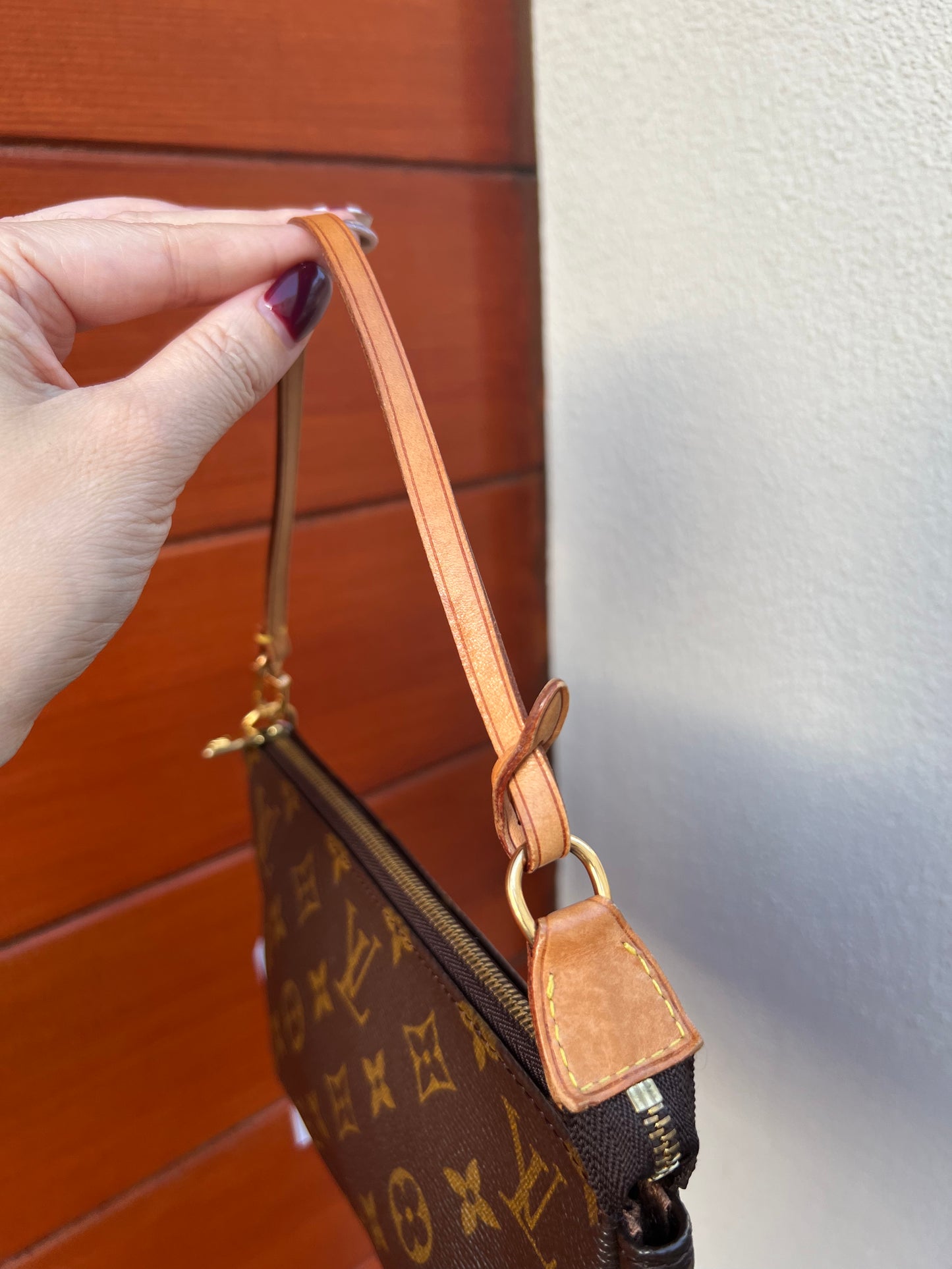 Pre-loved Louis Vuitton Pochette Accessoire Handbag Monogram