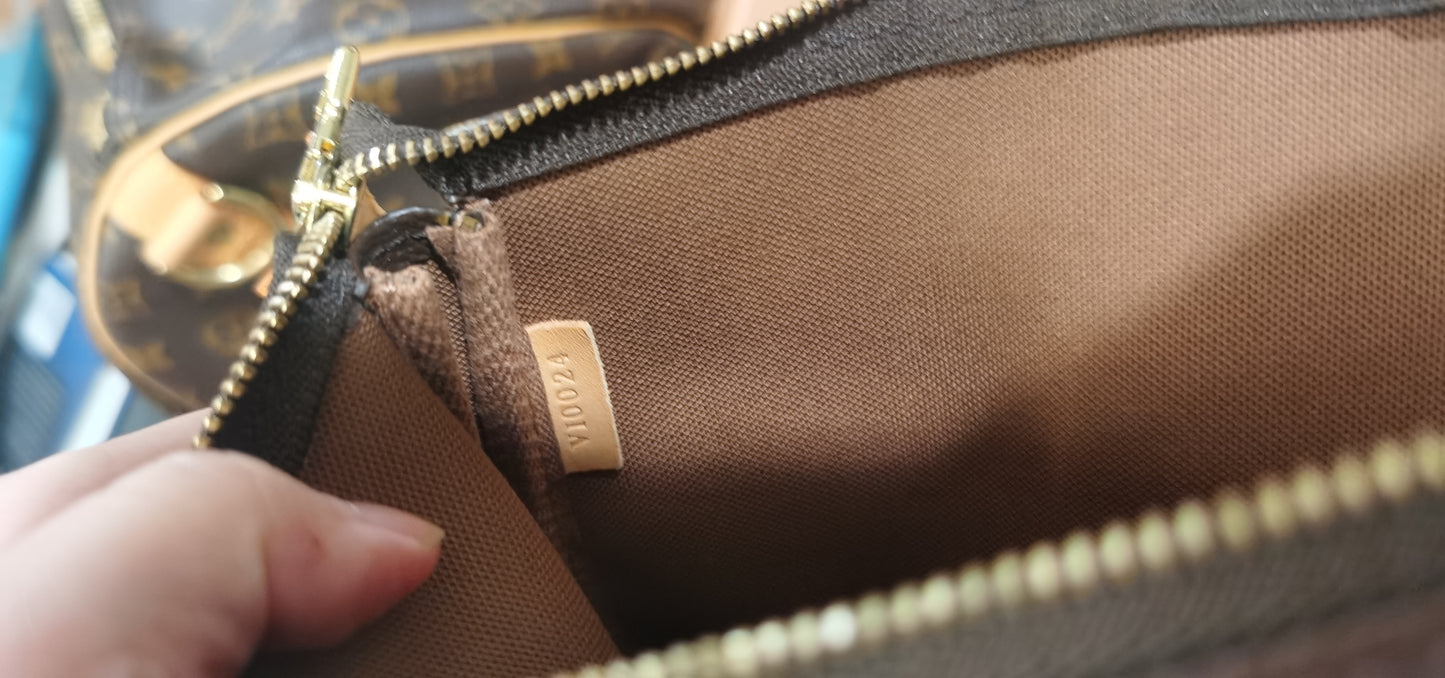Pre-loved Authentic Louis Vuitton Pochette Accessoire Handbag