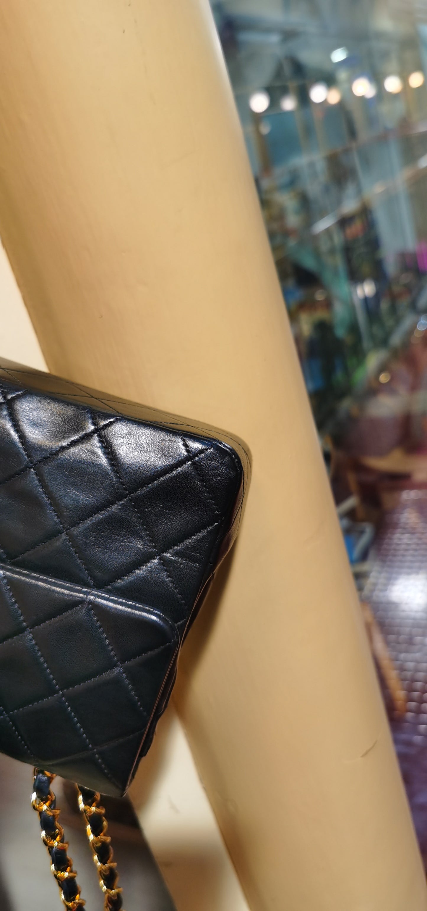 Pre-loved Chanel Vintage Classic Flat leather crossbody bag 23cm Black