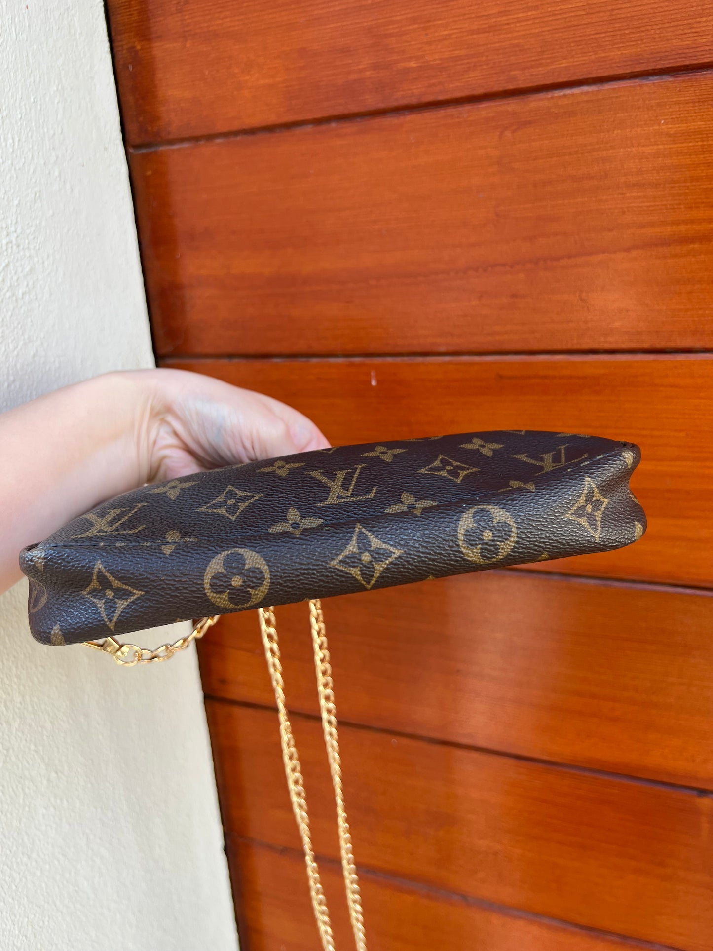 Pre-loved Louis Vuitton Pochette Accessoire Cloth Handbag