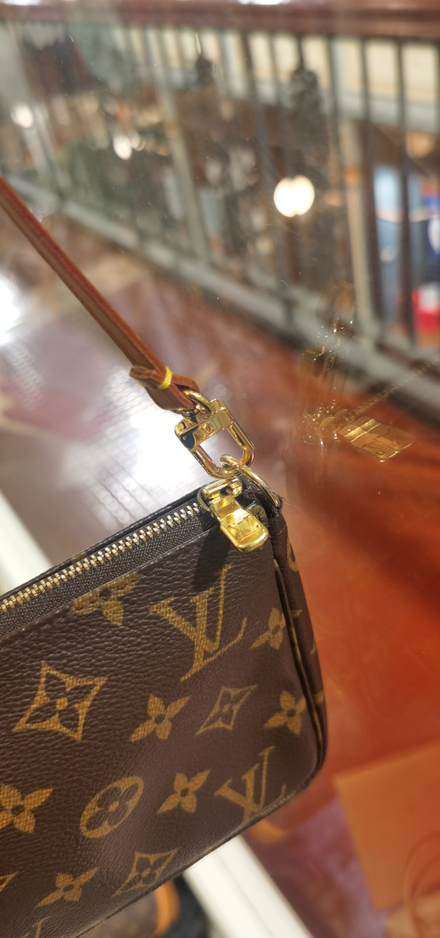 Pre-loved Authentic Louis Vuitton Pochette Accessoire Handbag