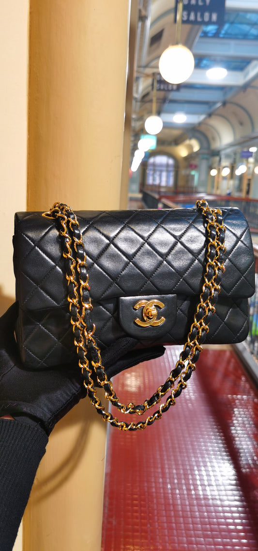 Pre-loved Chanel Vintage Classic Flat leather crossbody bag 23cm Black
