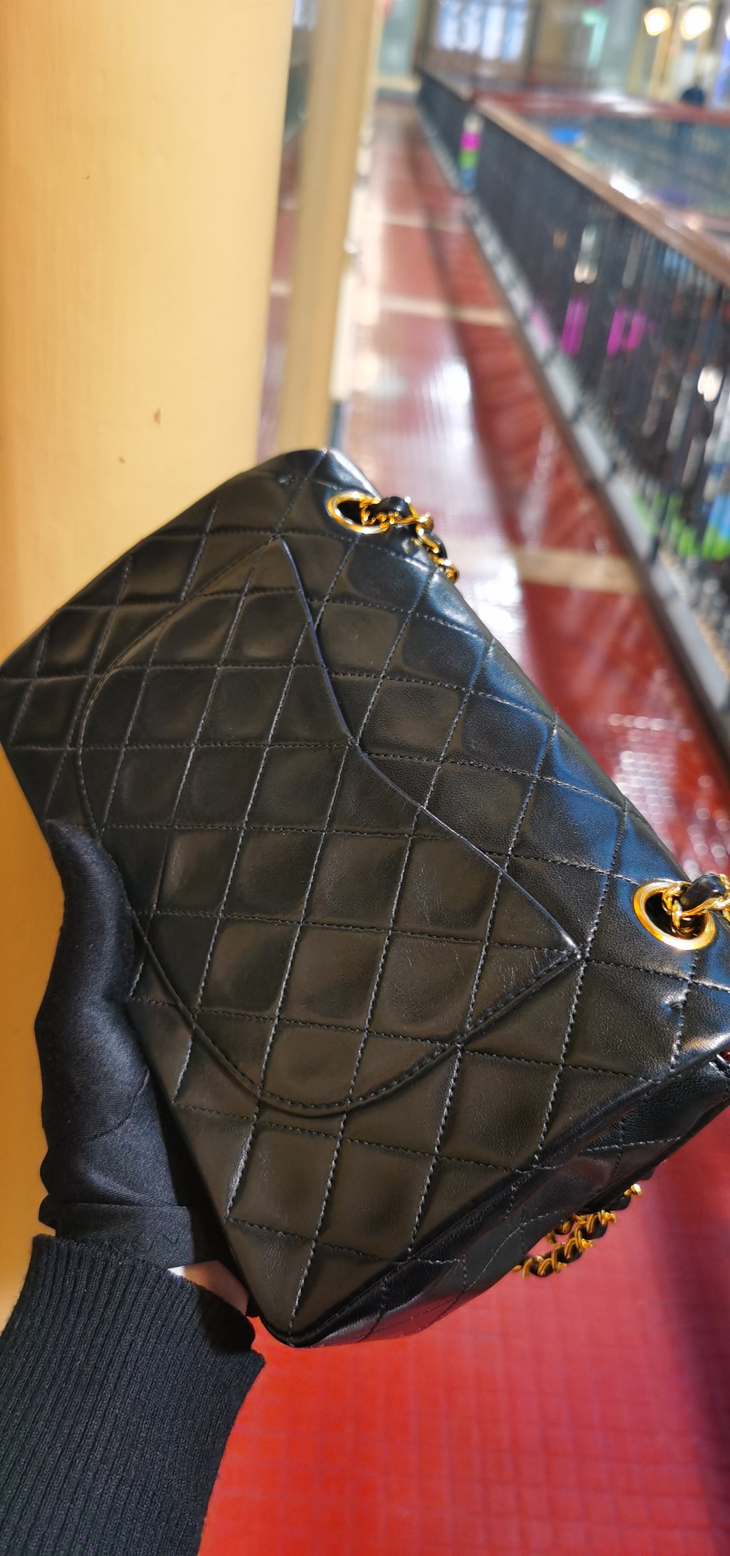 Pre-loved Chanel Vintage Classic Flat leather crossbody bag 23cm Black