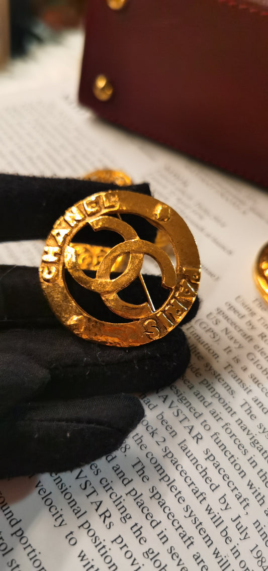 Pre-loved Chanel Vintage Glod Plated Pin and Brooch