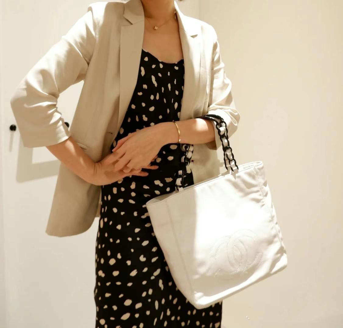 Pre-loved Chanel Vintage White Lambskin Vivian PVC Handle Handbag