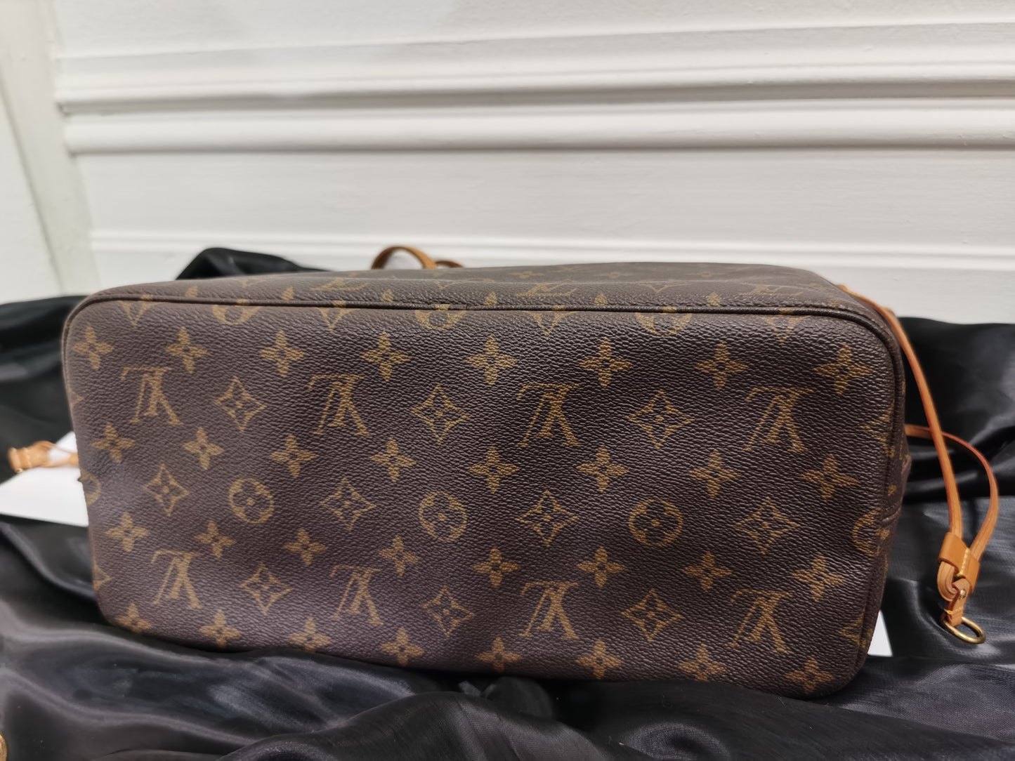 Pre-loved Louis Vuitton Neverfull Leather Tote MM Monogram