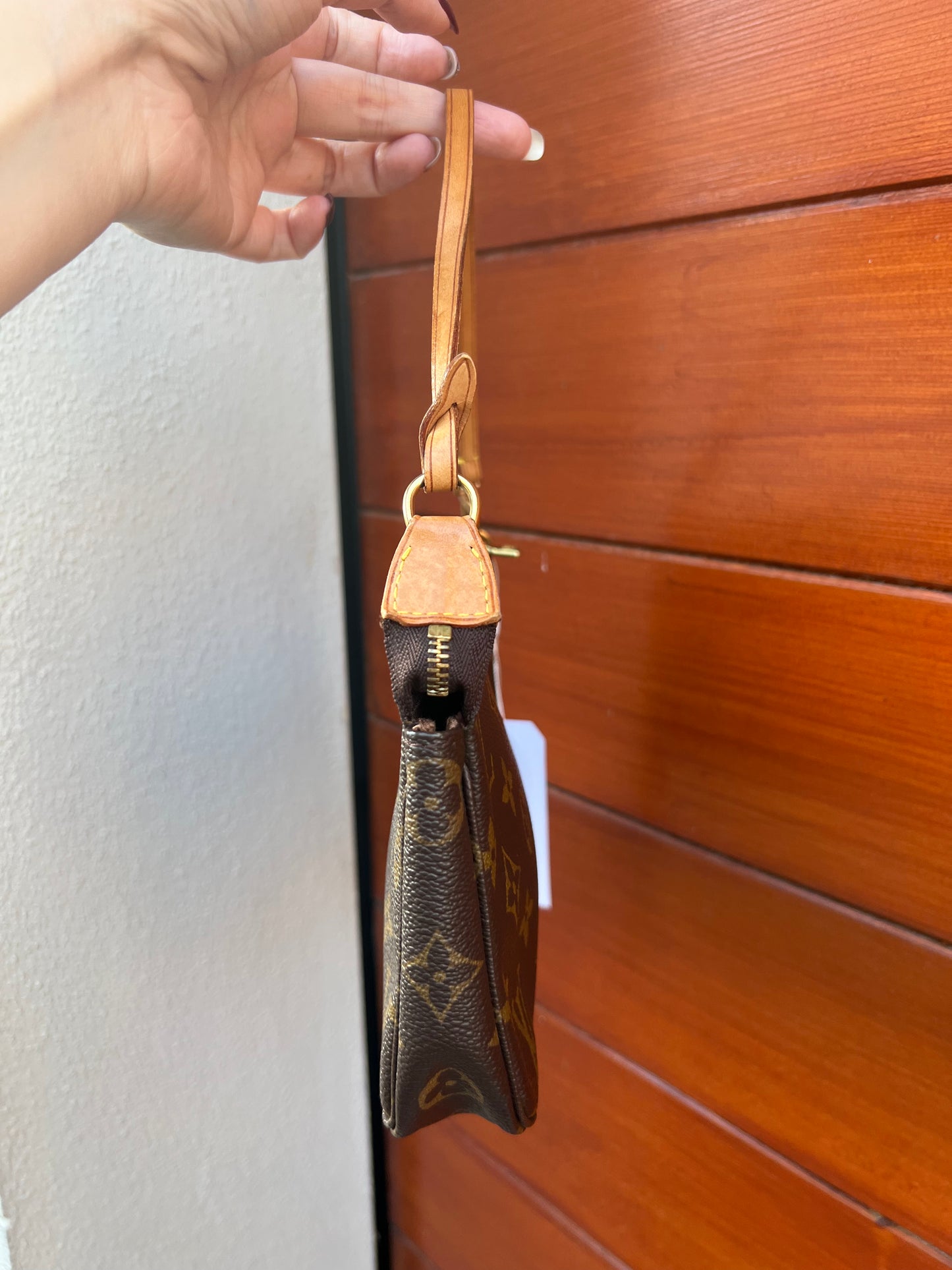 Pre-loved Louis Vuitton Pochette Accessoire Handbag Monogram