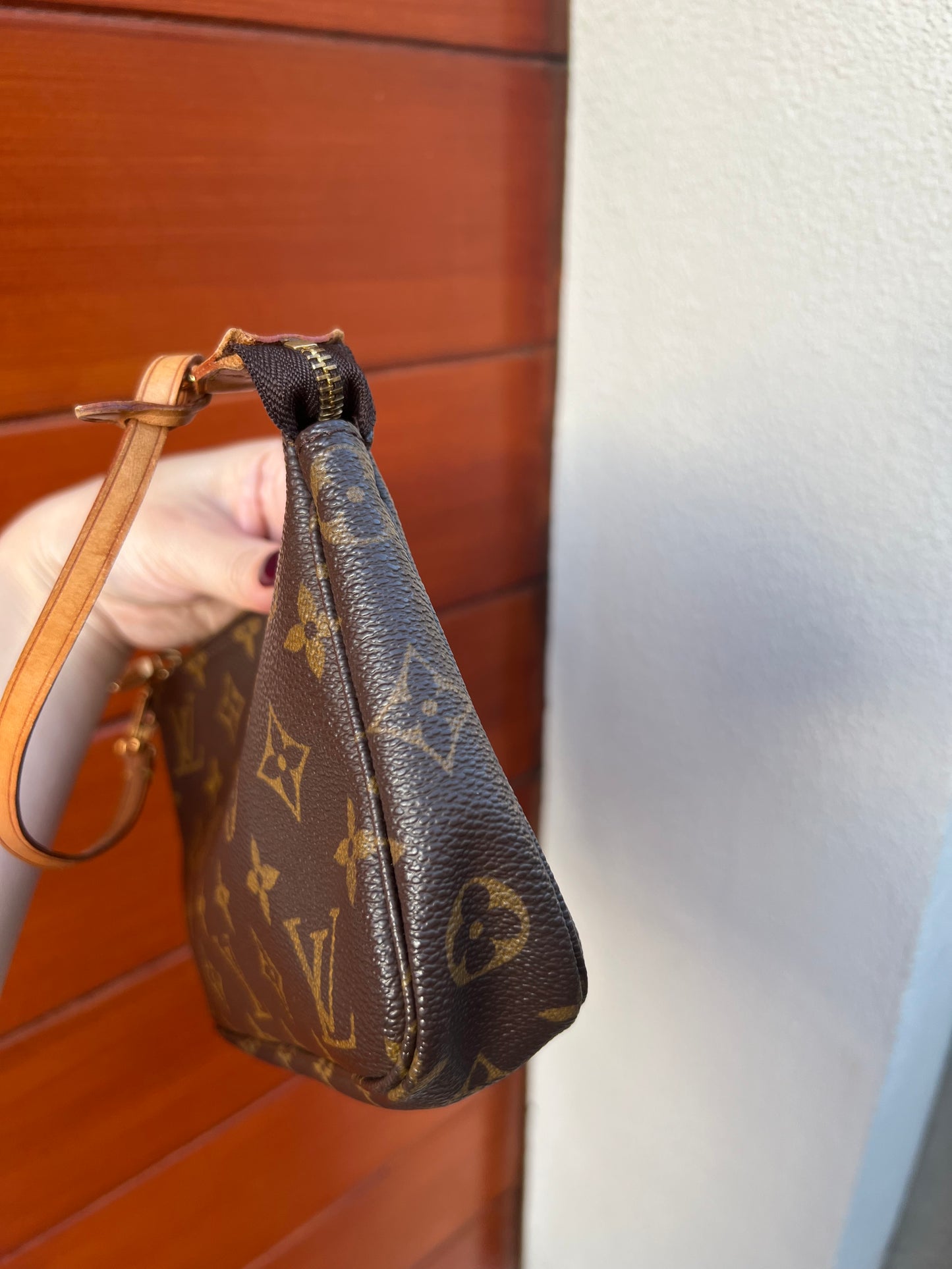 Pre-loved Louis Vuitton Pochette Accessoire Handbag Monogram