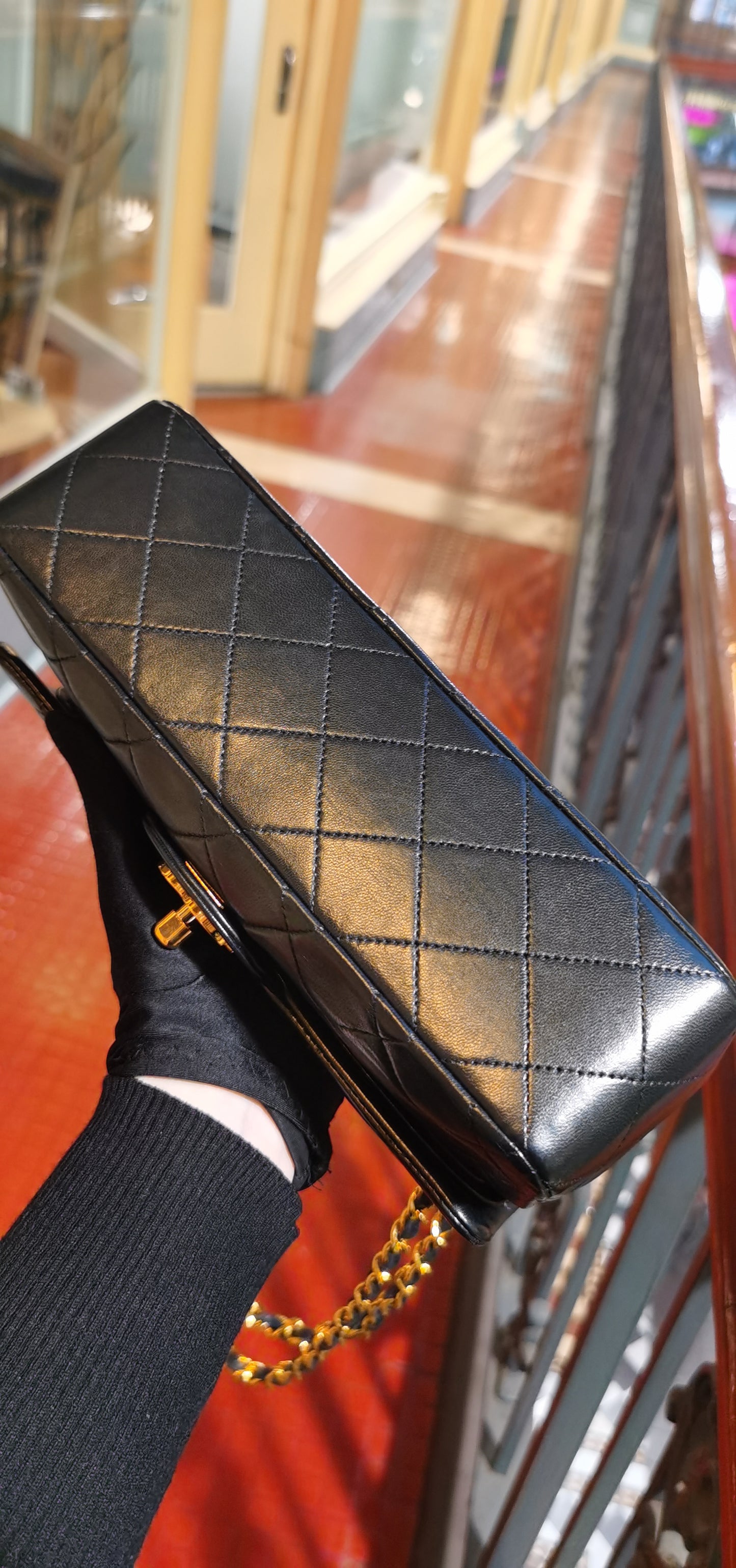 Pre-loved Chanel Vintage Classic Flat leather crossbody bag 23cm Black