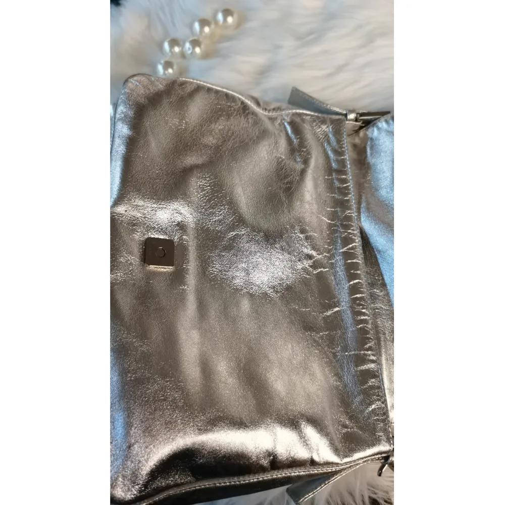 Pre-loved Fendi Vintage Mamma Baguette with crystal lock leather handbag silver
