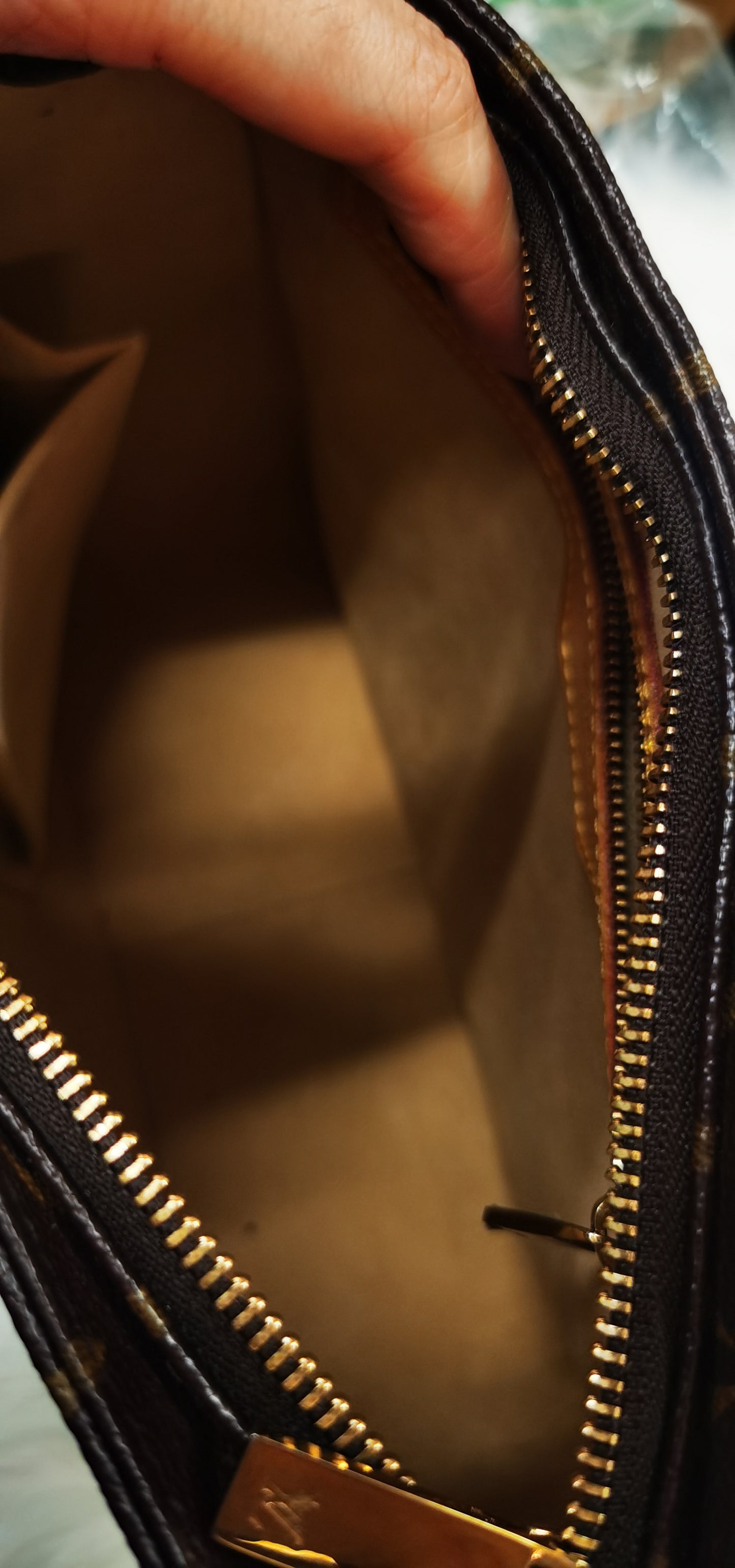 Pre-loved Louis Vuitton Looping Leather Handbag Monogram