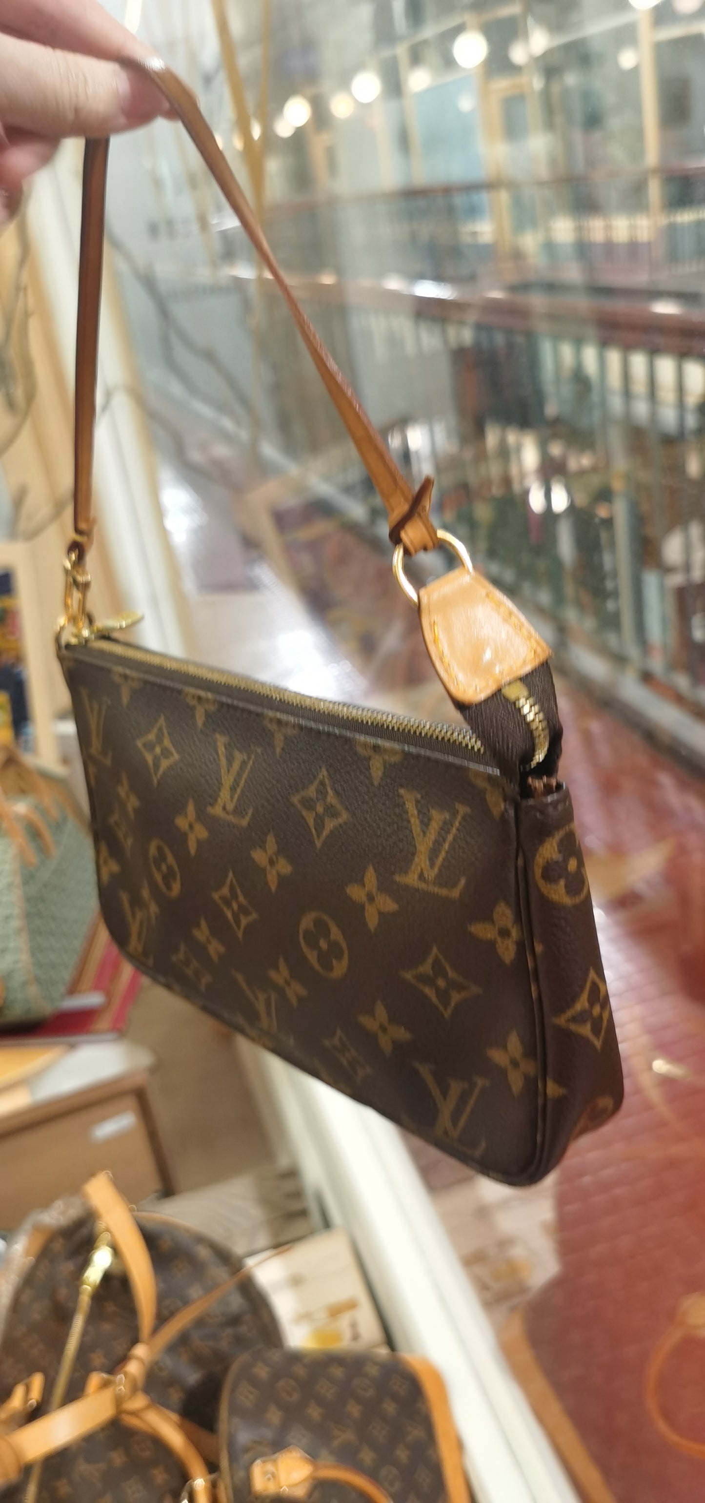 Pre-loved Authentic Louis Vuitton Pochette Accessoire Handbag