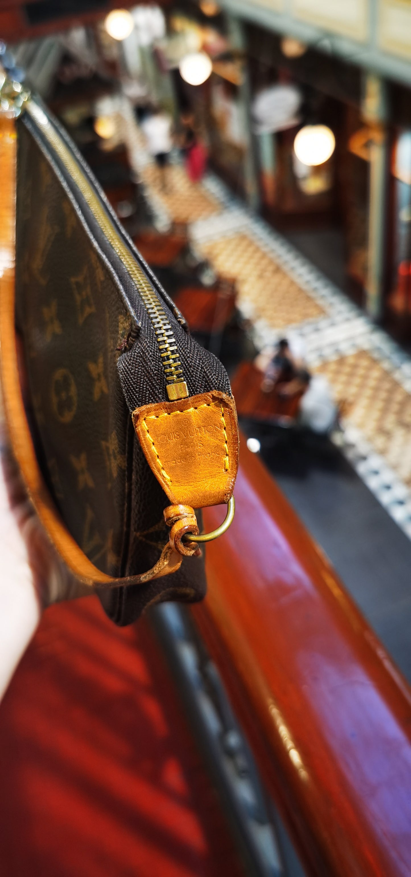 Pre-loved Louis Vuitton Vintage Pochette Accessoire Leather Handbag Monogram