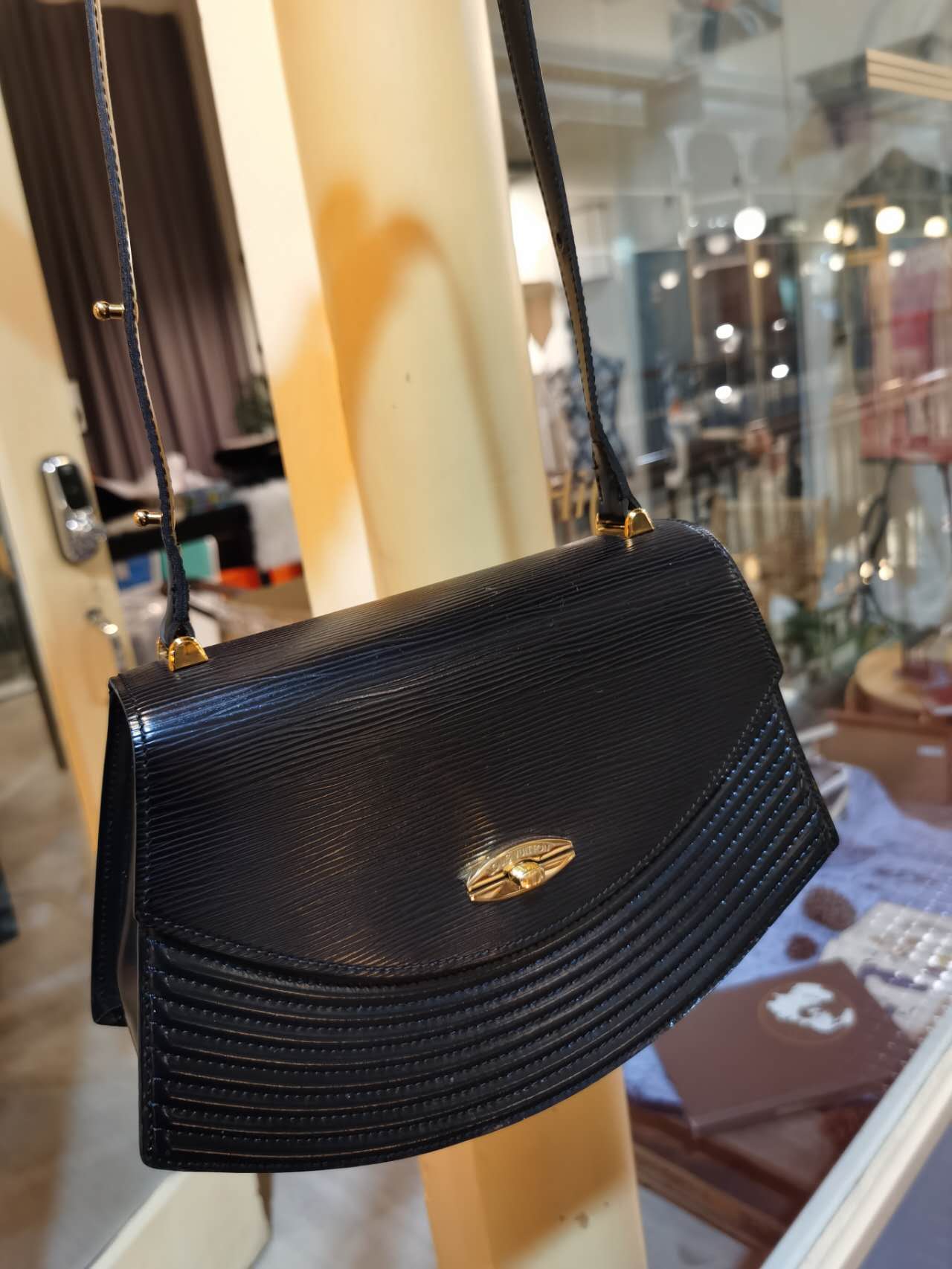 Pre-loved Louis Vuitton Vintage Epi Leather Crossbody Bag Black