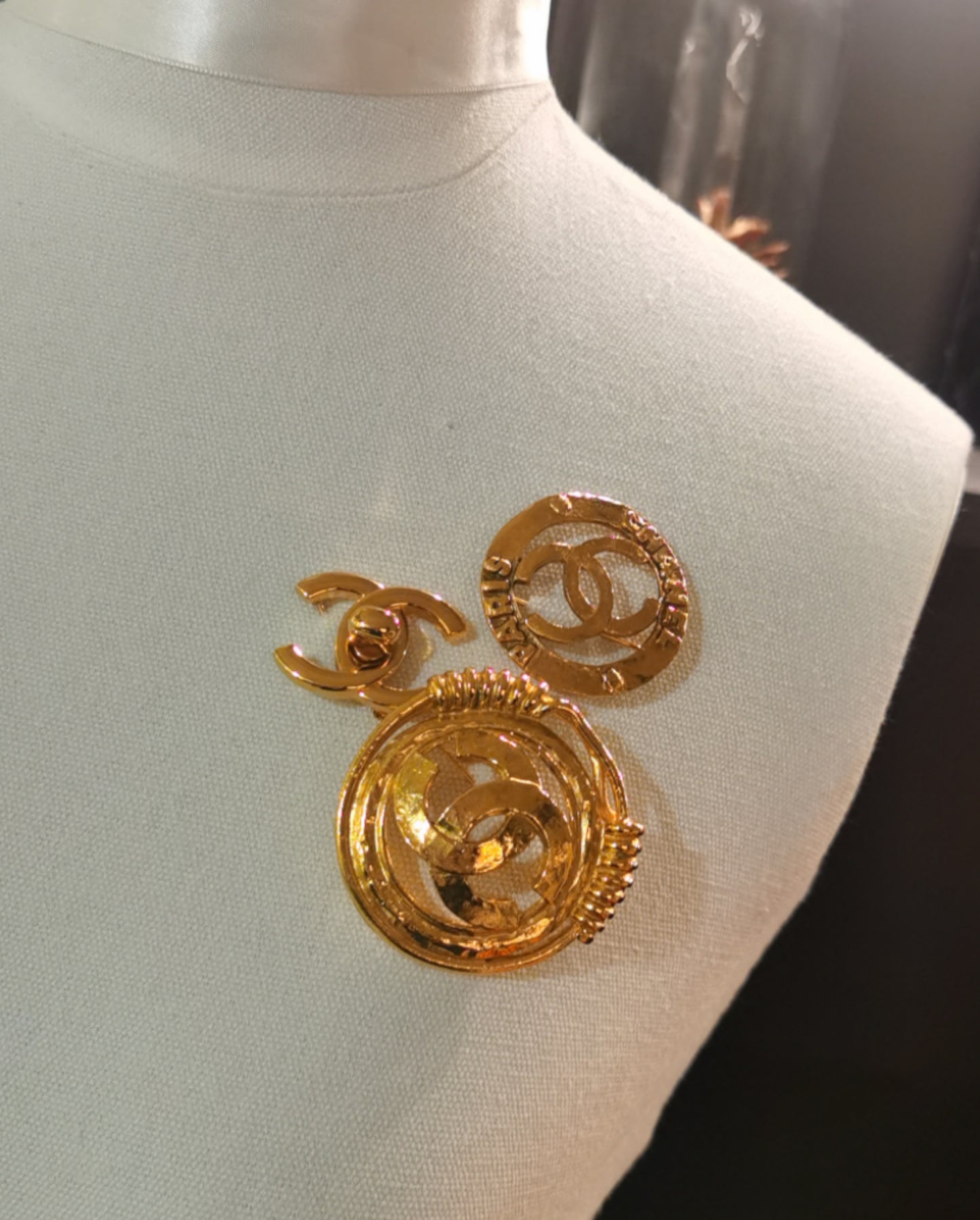 Pre-loved Chanel Vintage Glod Plated Pin and Brooch