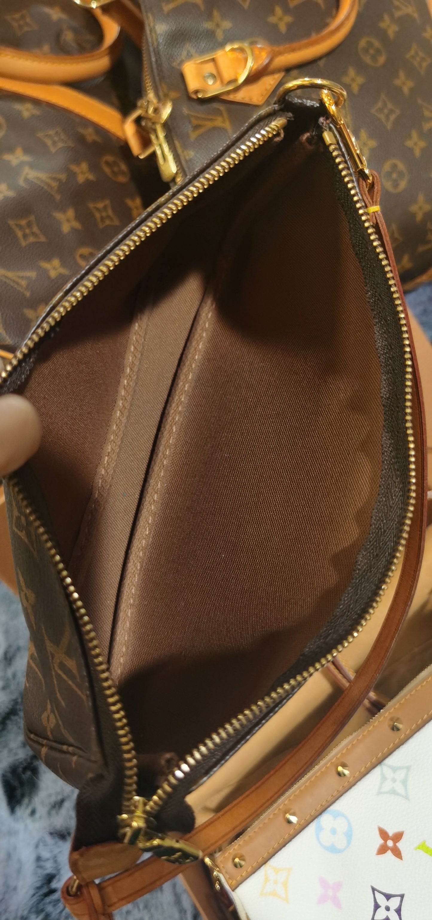 Pre-loved Authentic Louis Vuitton Pochette Accessoire Handbag