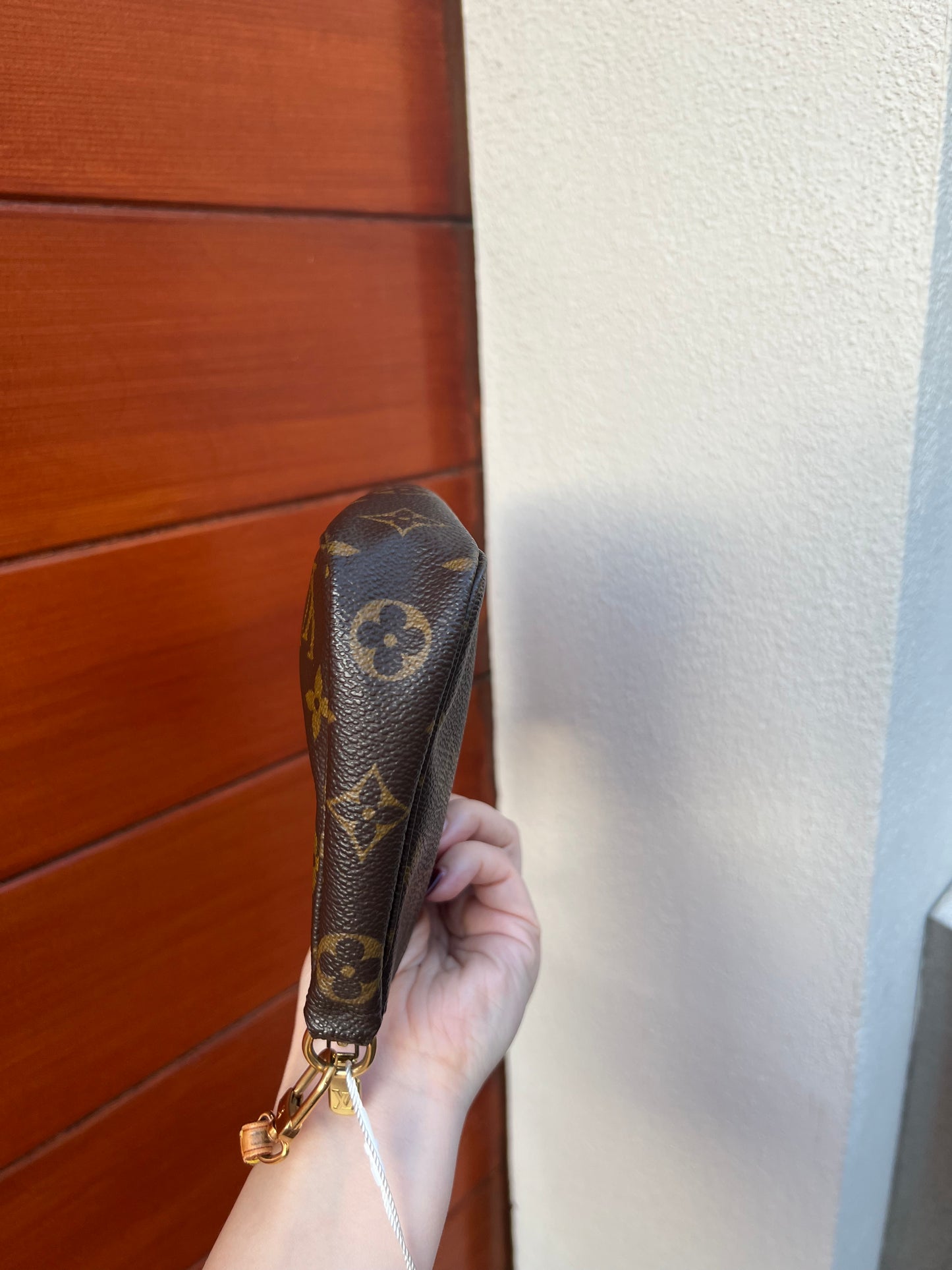 Pre-loved Louis Vuitton Pochette Accessoire Handbag Monogram