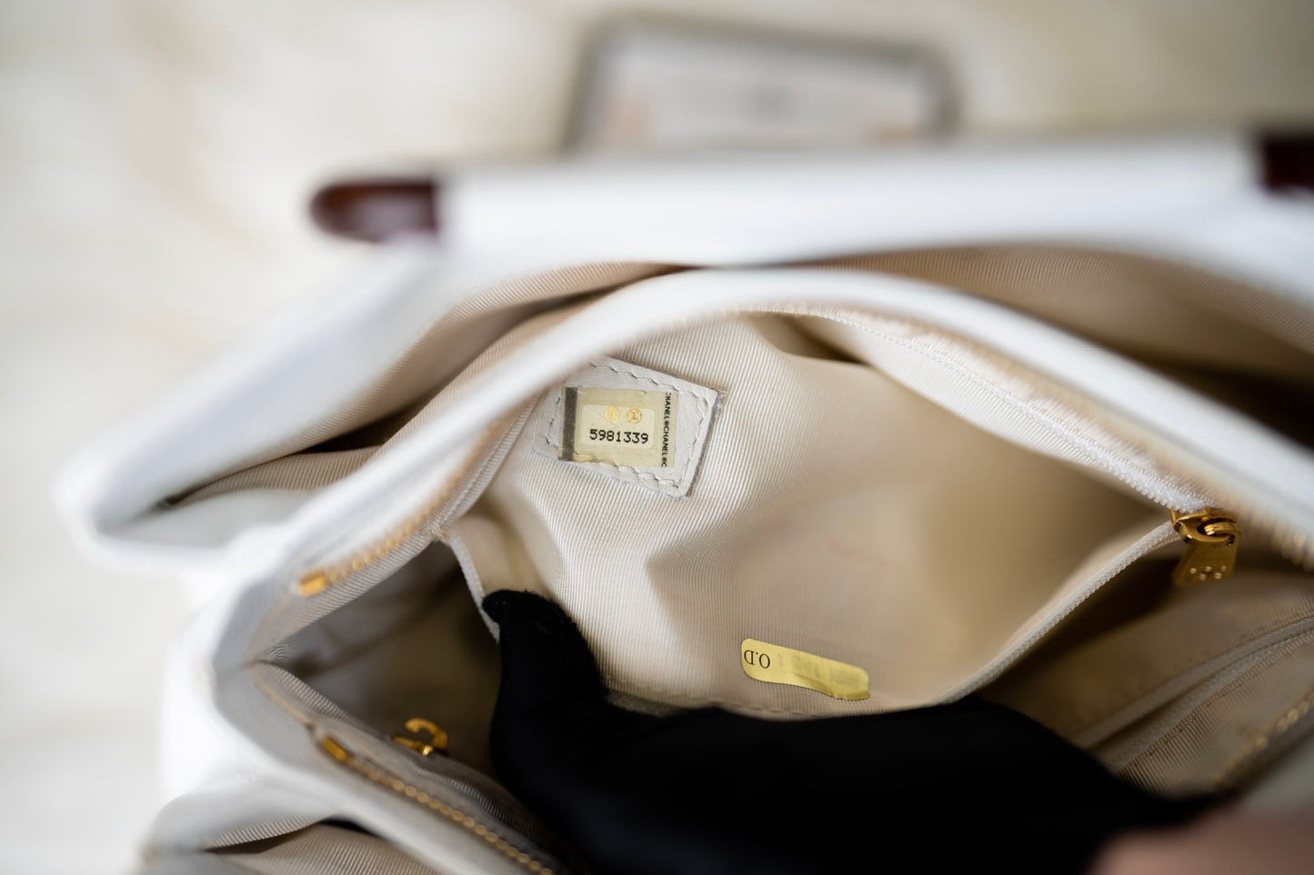 Pre-loved Chanel Vintage White Caviar Wood Handbag