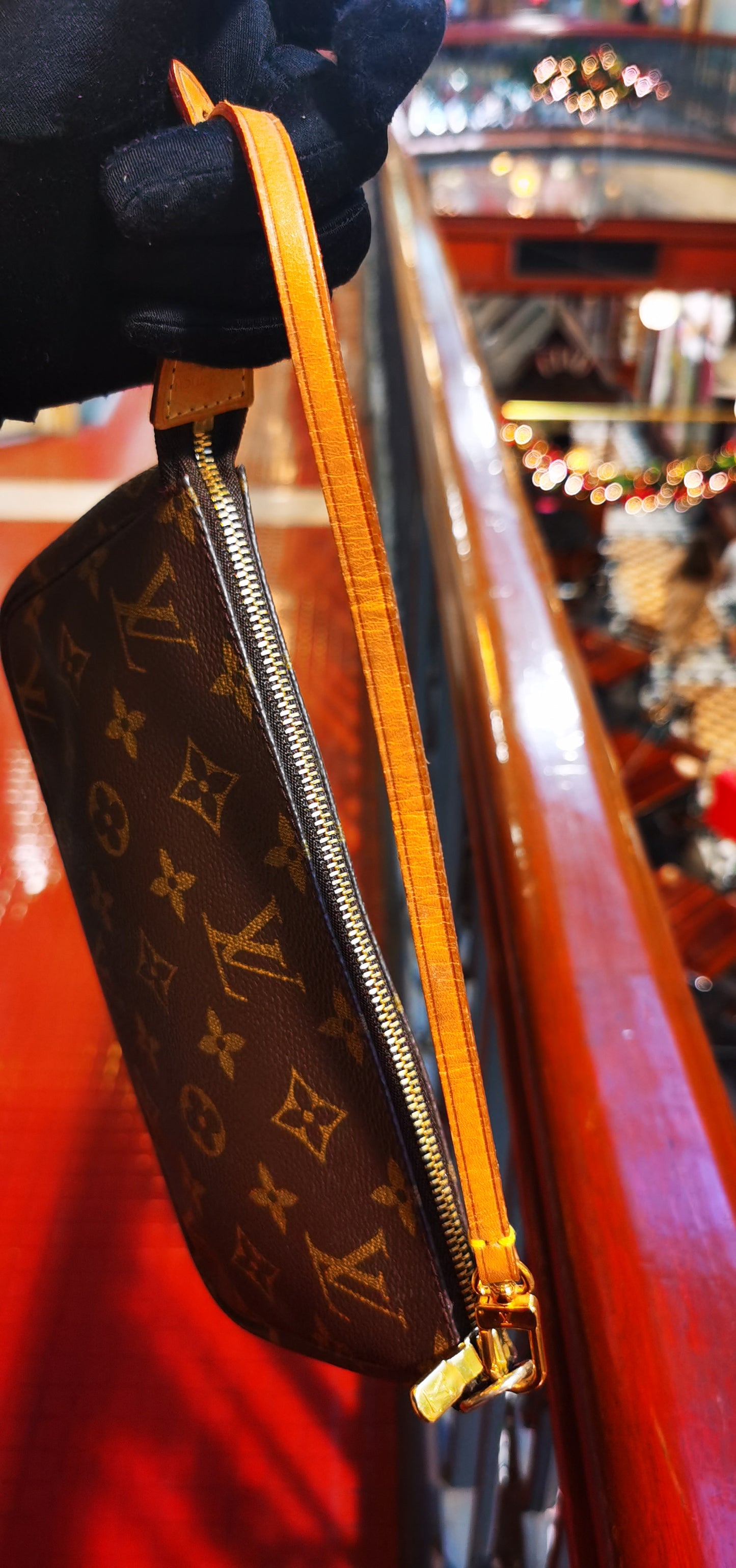 Pre-loved Louis Vuitton Vintage Pochette Accessoire Handbag Monogram