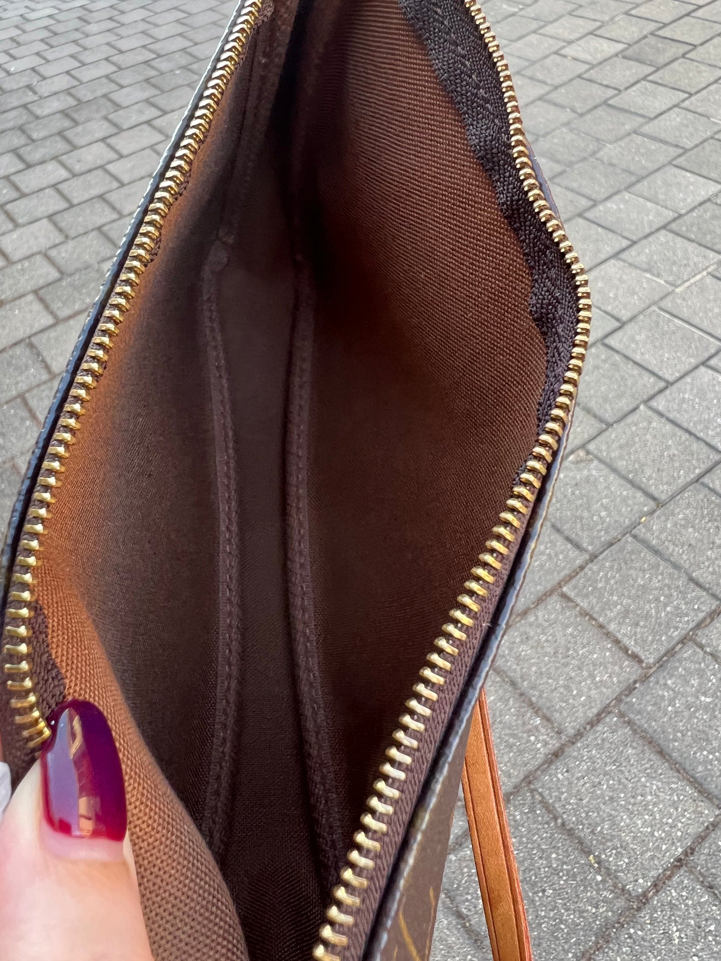Pre-loved Louis Vuitton Pochette Accessoire Handbag Monogram